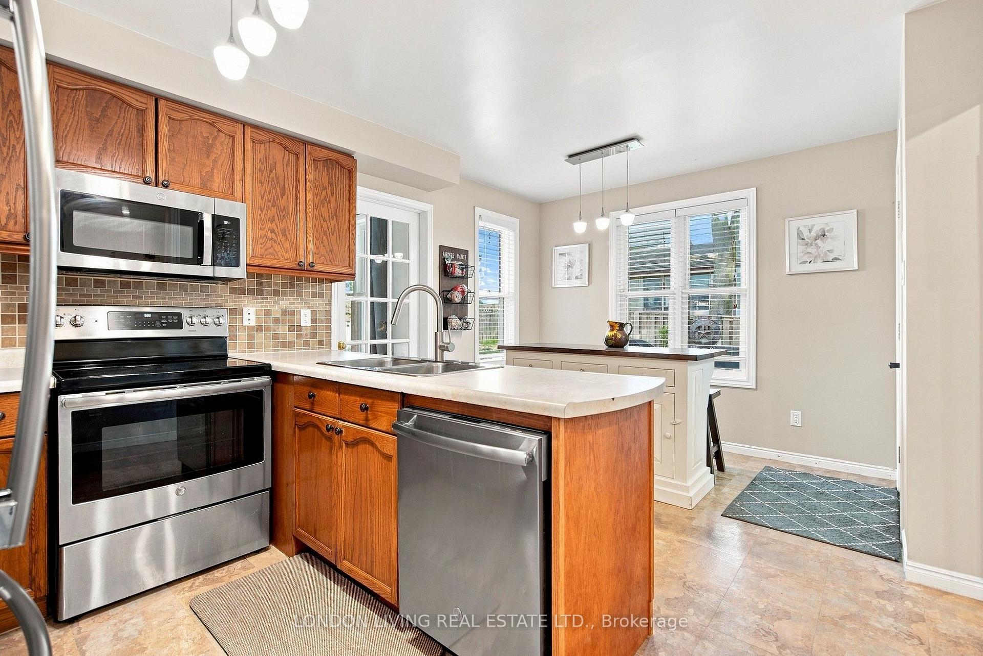 Photo 17 of 704 Homeview Road, London, South Q — HOMEH