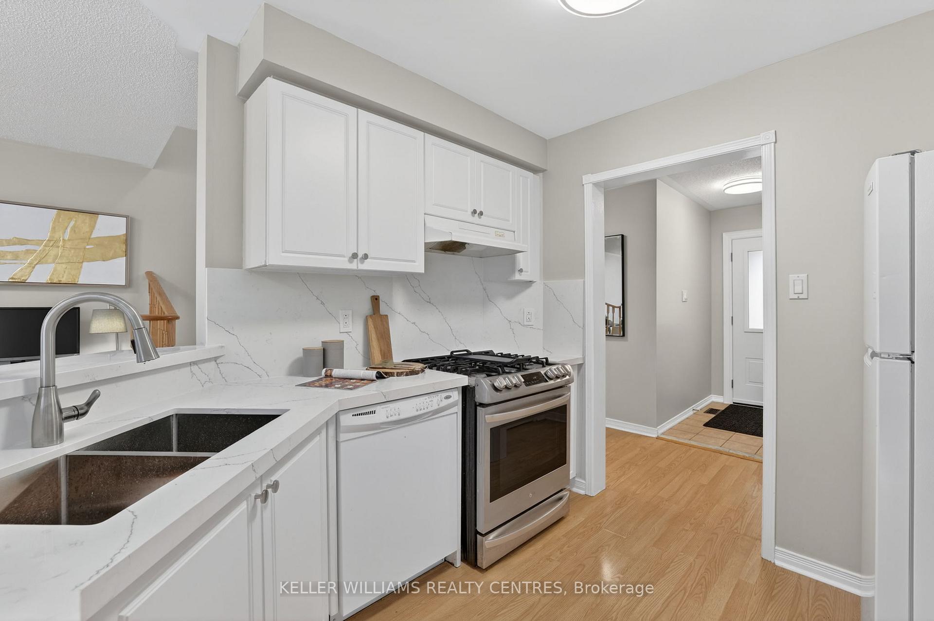 Photo 9 of 120 Woodroof Crescent, Aurora, Bayview Wellington — HOMEH