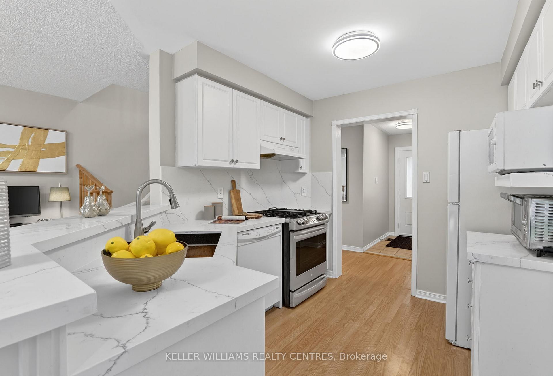 Photo 10 of 120 Woodroof Crescent, Aurora, Bayview Wellington — HOMEH