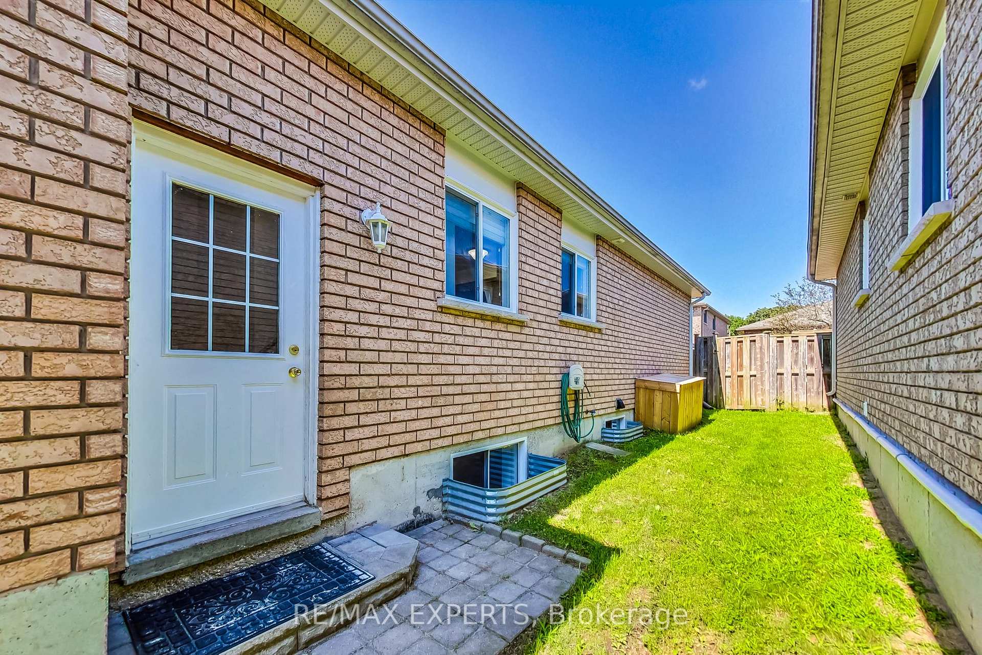 Photo 2 of 10 Butternut Drive, Barrie, Holly — HOMEH