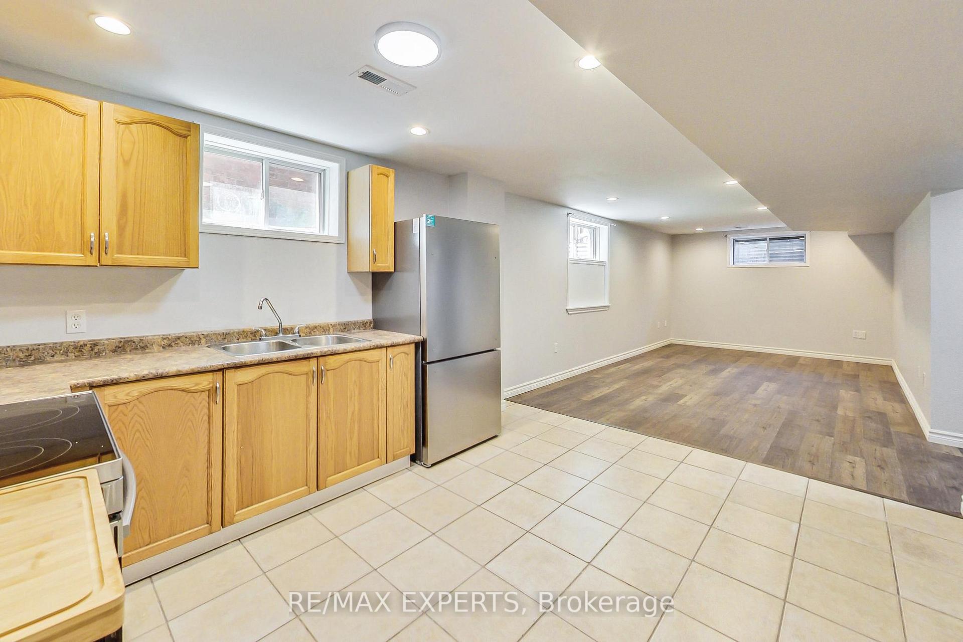 Photo 4 of 10 Butternut Drive, Barrie, Holly — HOMEH