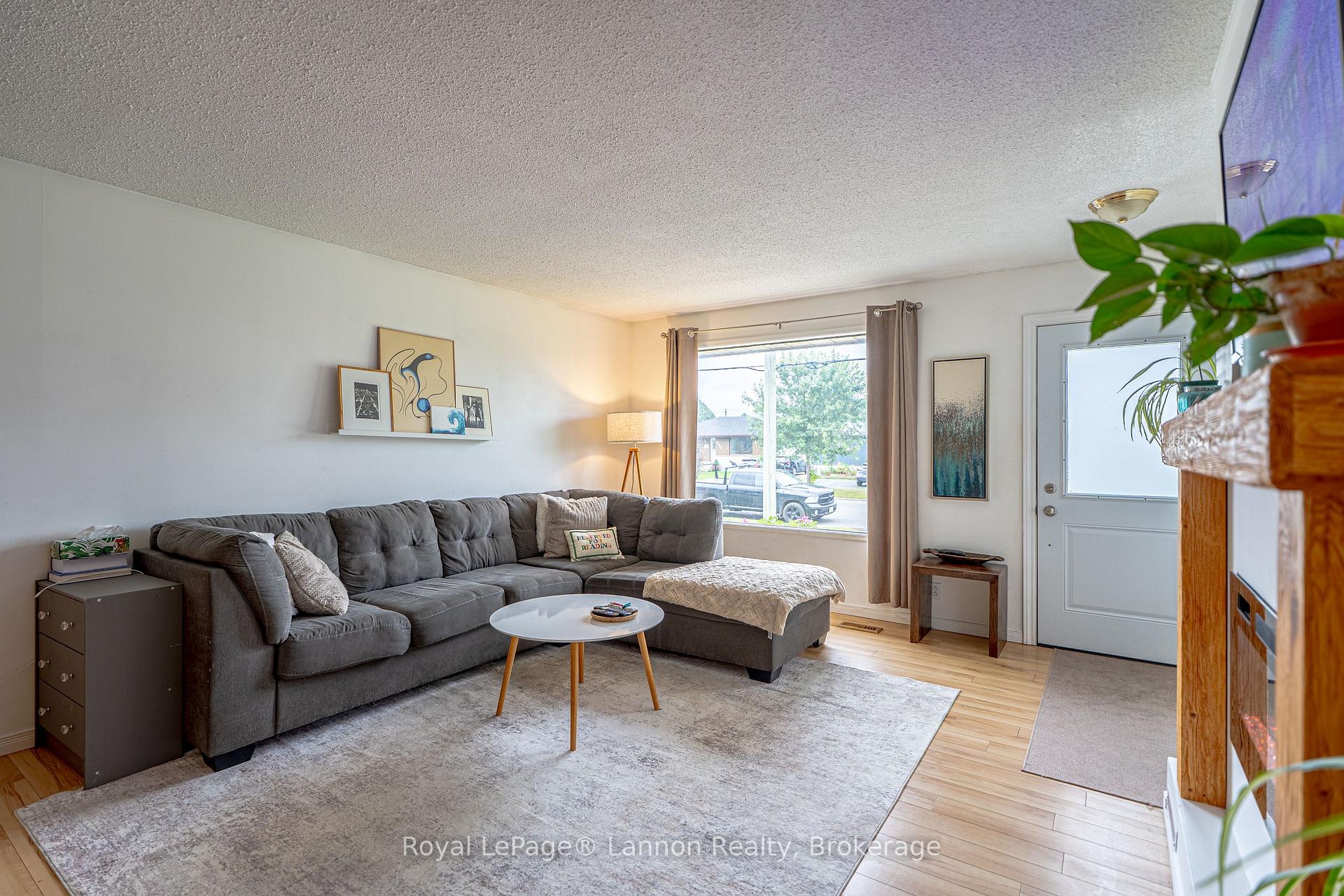 Photo 5 of 431 Churchill Drive W, Thunder Bay, Northwood Park — HOMEH