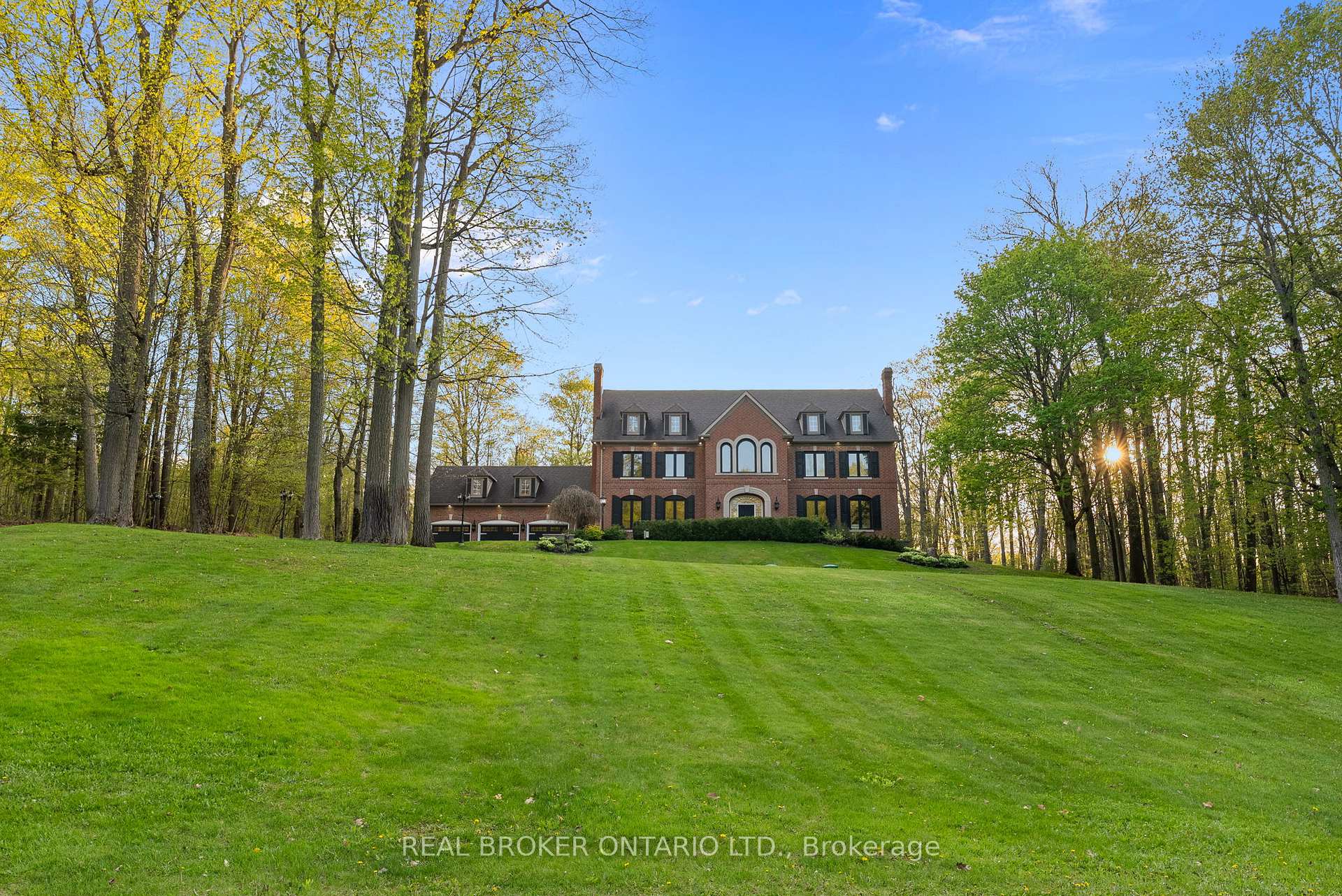 Photo 2 of 10 Oakview Place, Uxbridge, Rural Uxbridge — HOMEH