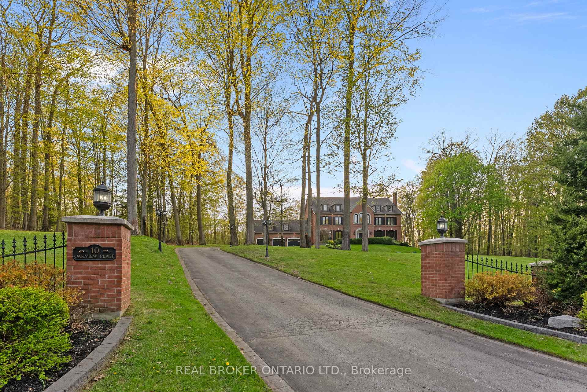 Photo 3 of 10 Oakview Place, Uxbridge, Rural Uxbridge — HOMEH