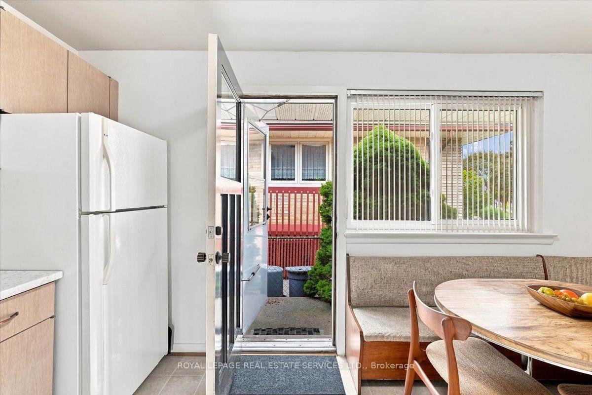 Photo 12 of 142 Cass Avenue, Scarborough, Tam O'Shanter-Sullivan — HOMEH
