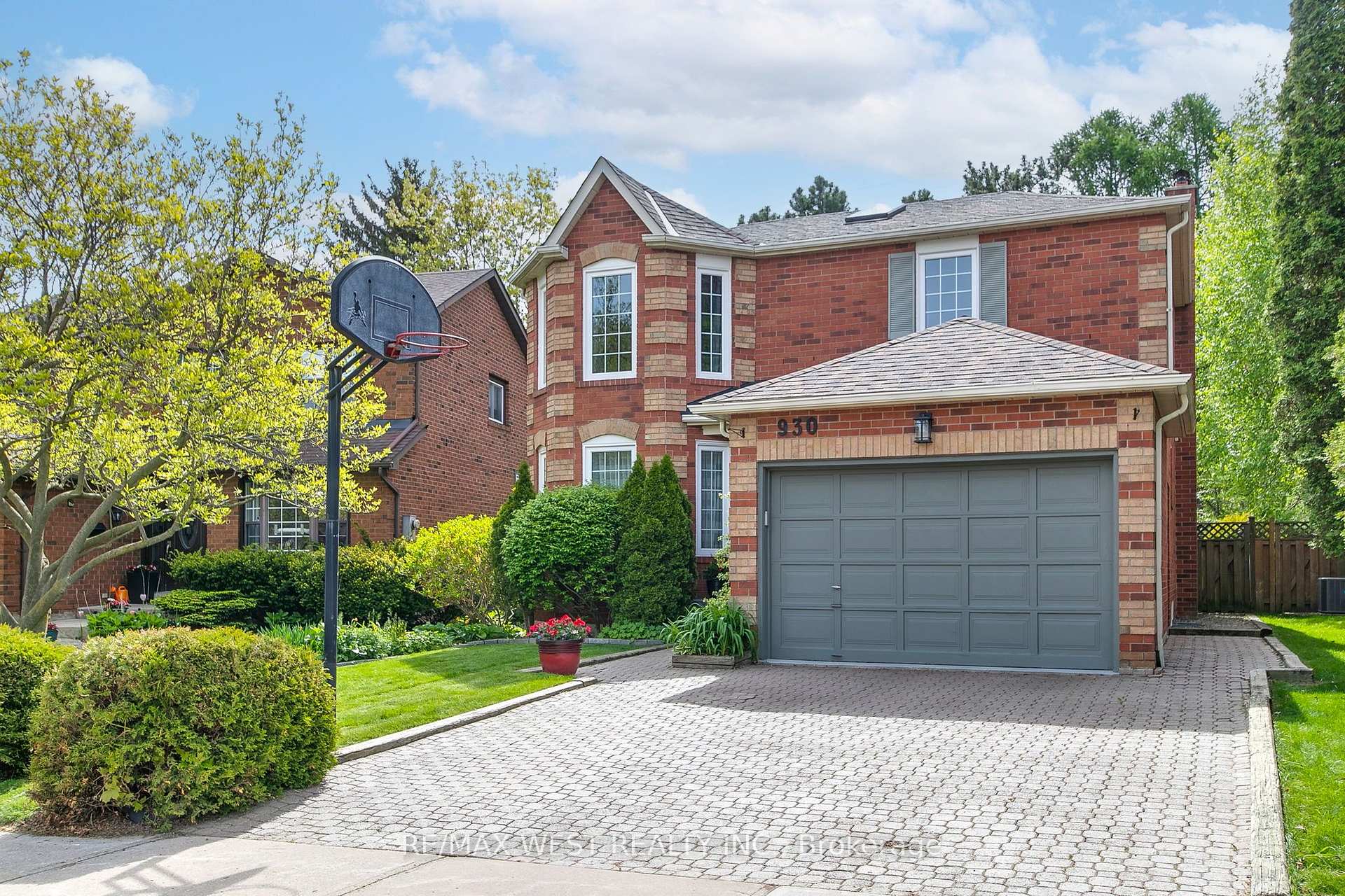 Photo 2 of 930 Maramis Court, Mississauga, Lorne Park — HOMEH