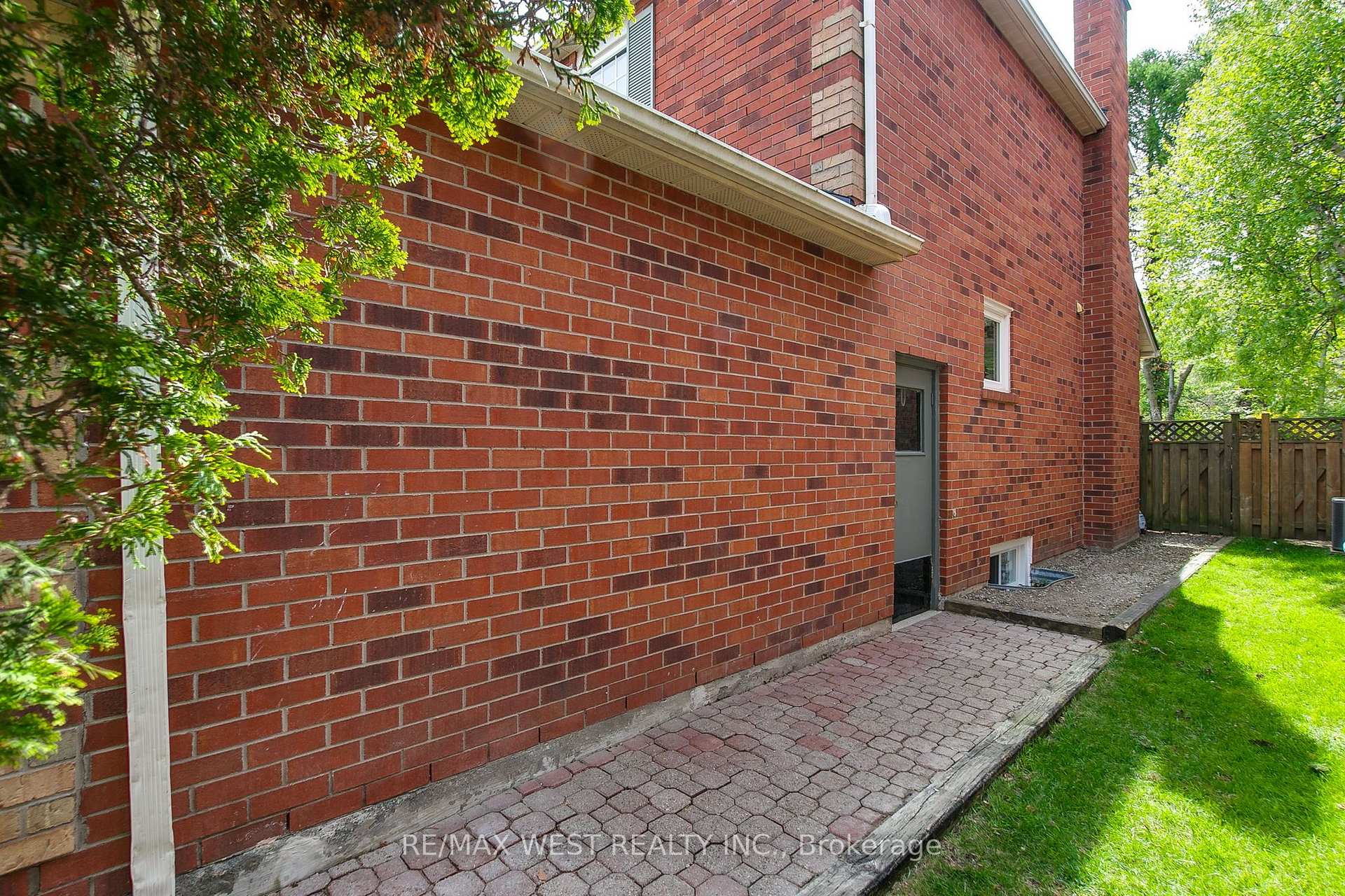 Photo 5 of 930 Maramis Court, Mississauga, Lorne Park — HOMEH