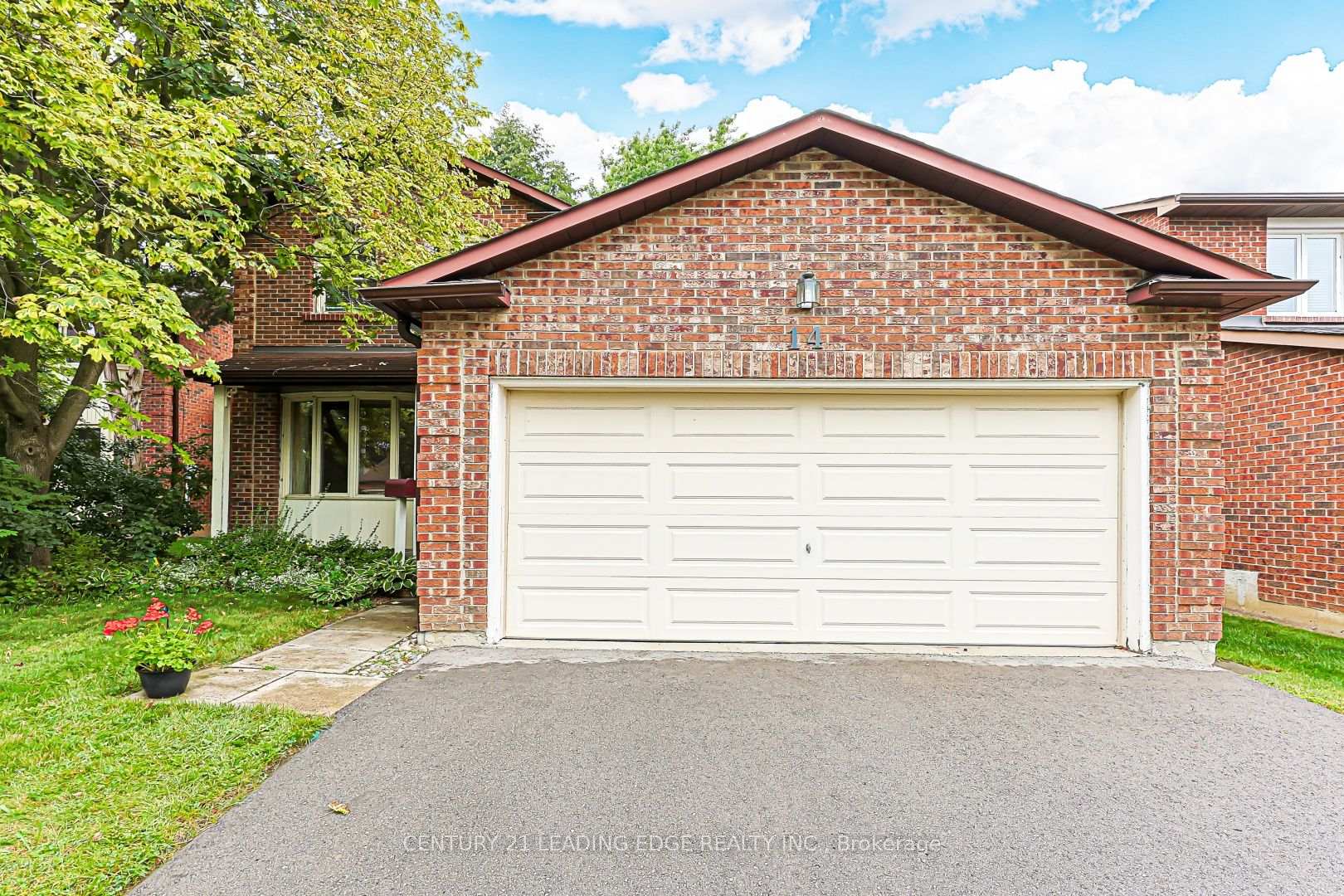 Photo 4 of 14 Buchanan Drive, Markham, Unionville — HOMEH