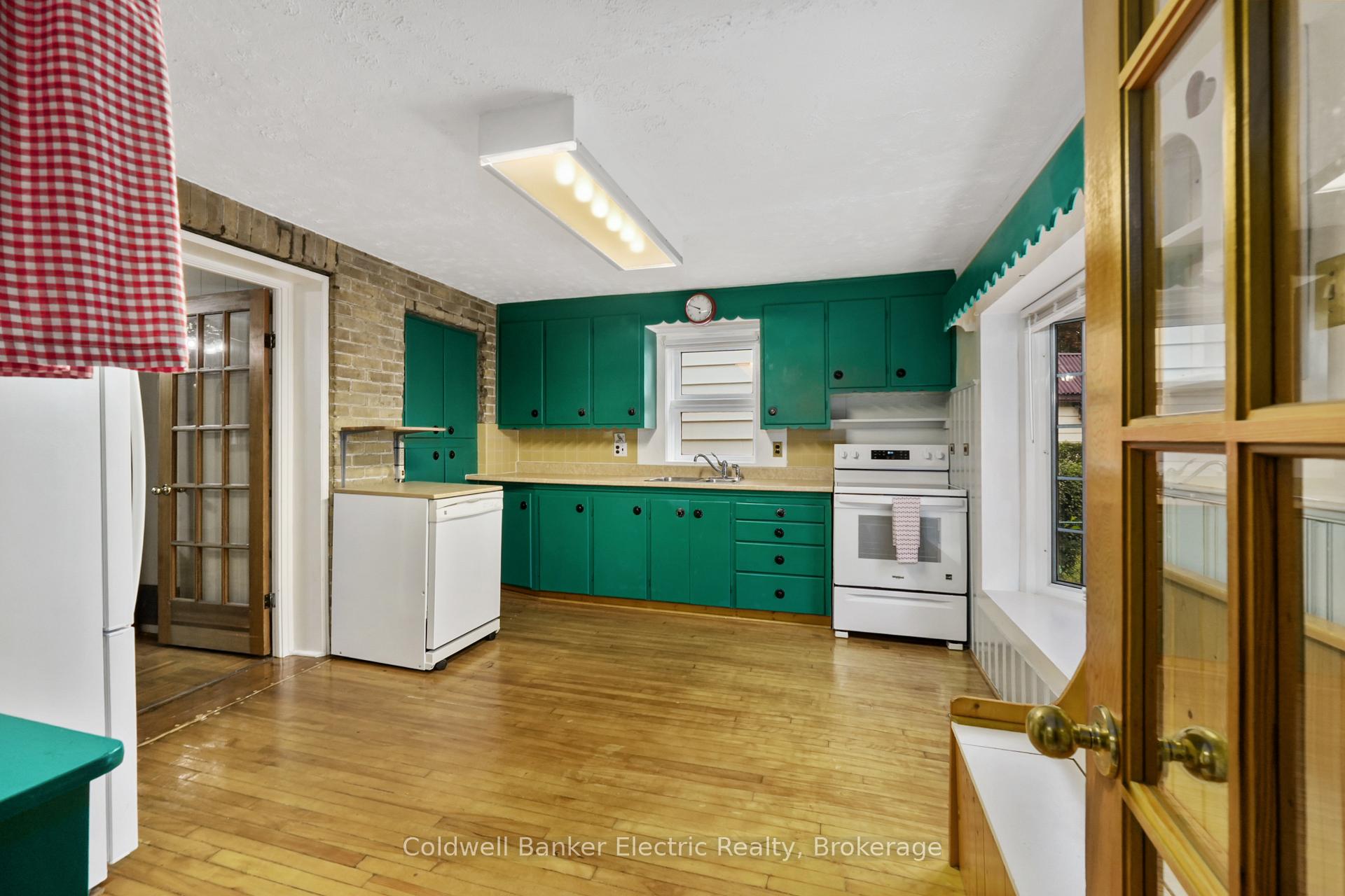 Photo 11 of 553 Chamberlain Street, Peterborough, Town Ward 3 — HOMEH