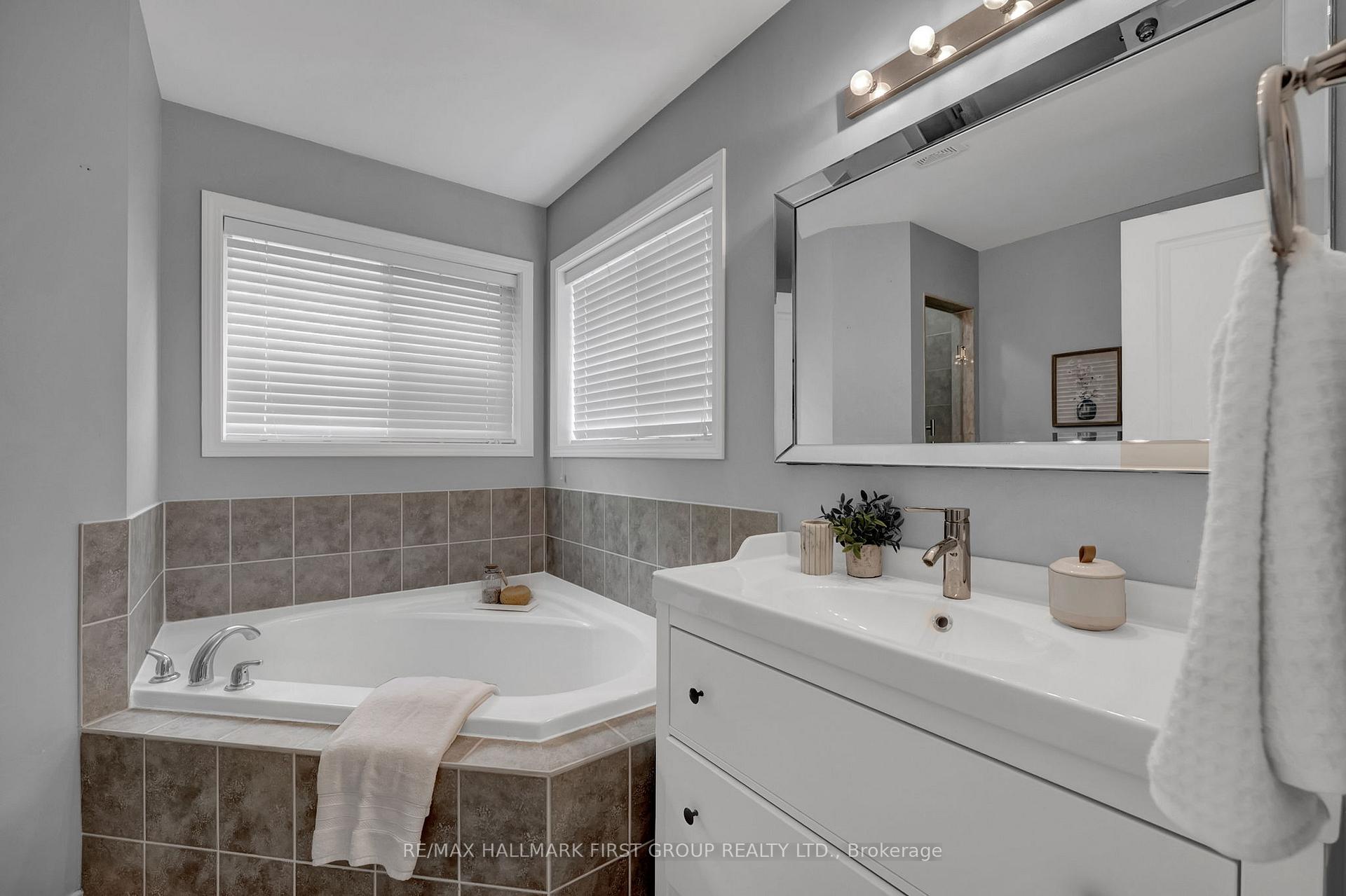 Photo 18 of 122 Buttonshaw Street, Clarington, Bowmanville — HOMEH