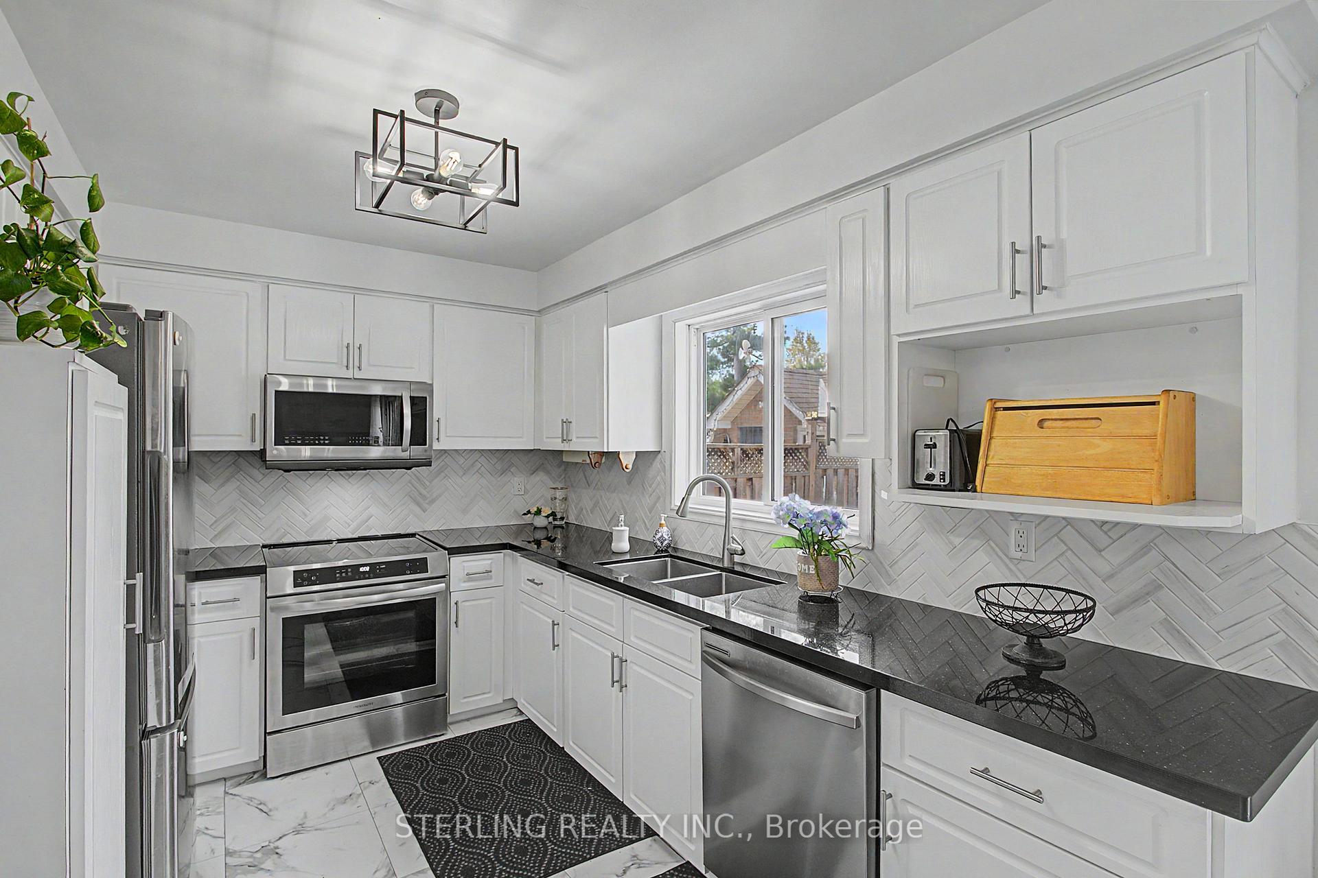 Photo 4 of 72 Sunforest Drive, Brampton, Heart Lake West — HOMEH