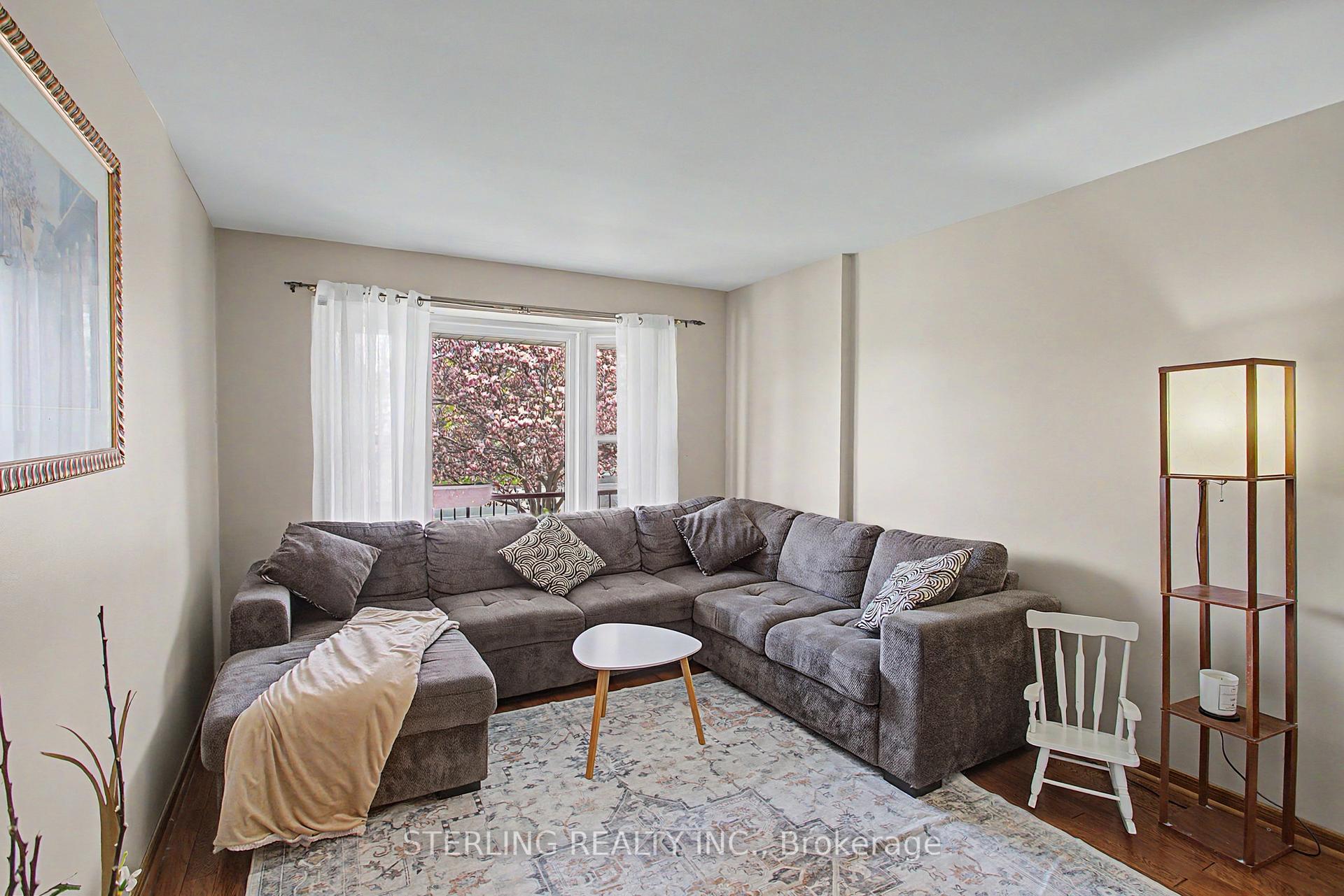 Photo 7 of 72 Sunforest Drive, Brampton, Heart Lake West — HOMEH