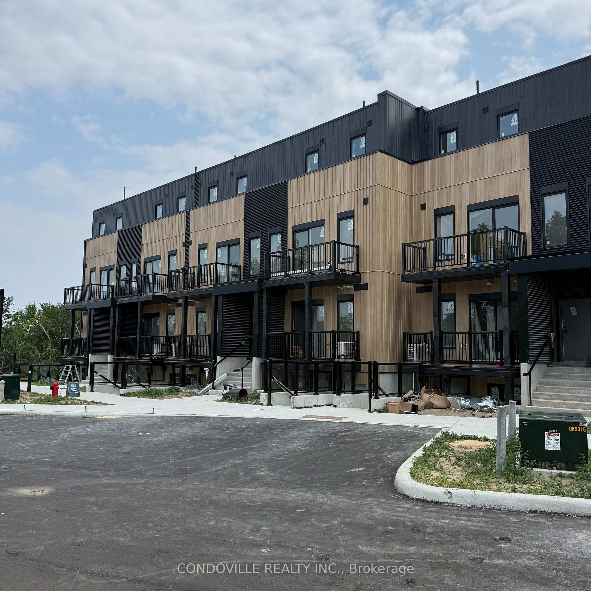 Photo 3 of Unit 3, 854 Doon Village Road E, Kitchener, Pioneer Park — HOMEH