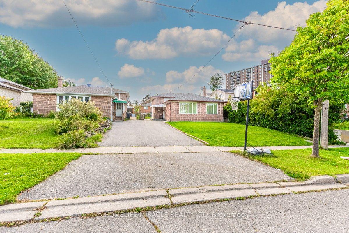 Photo 3 of 20 Mayhill Crescent, Scarborough, Woburn — HOMEH