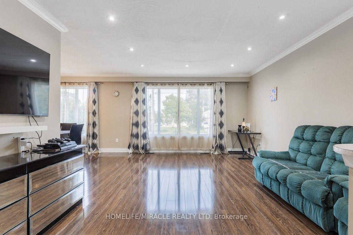 Photo 5 of 20 Mayhill Crescent, Scarborough, Woburn — HOMEH