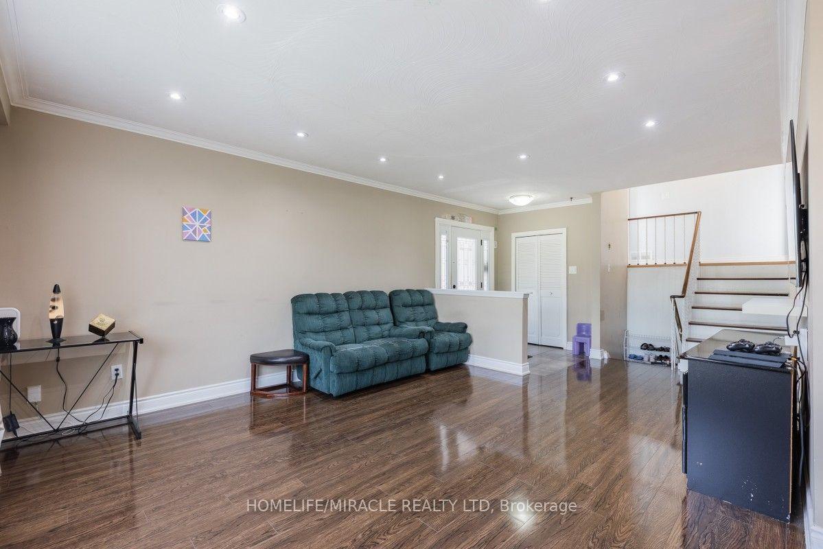 Photo 6 of 20 Mayhill Crescent, Scarborough, Woburn — HOMEH