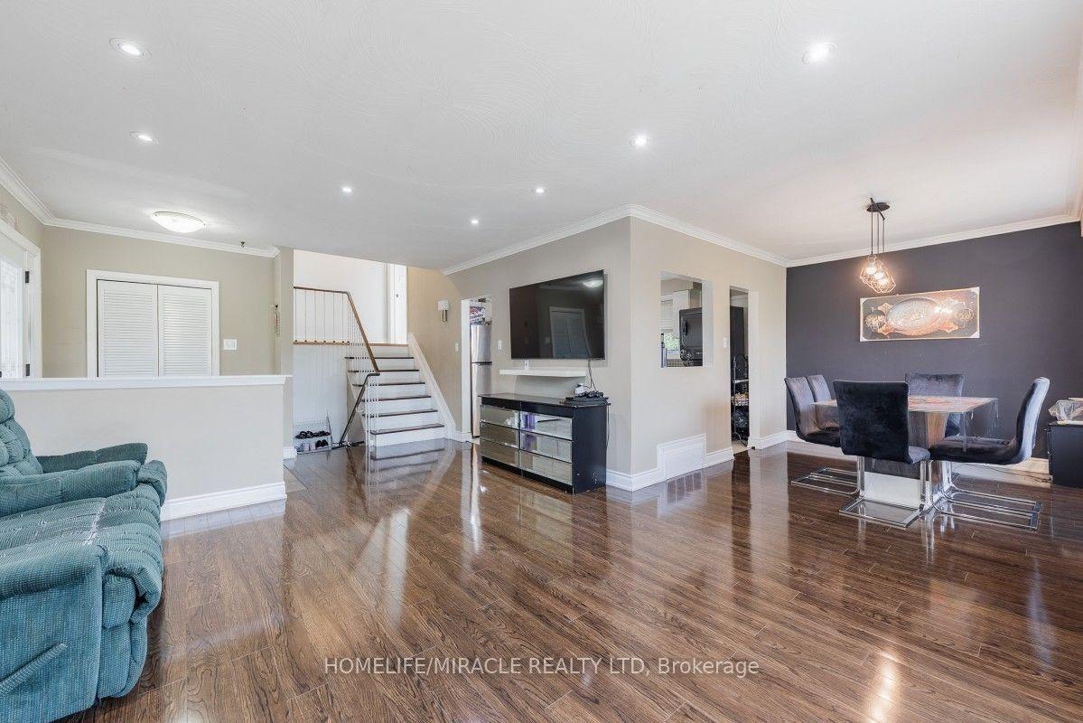 Photo 7 of 20 Mayhill Crescent, Scarborough, Woburn — HOMEH