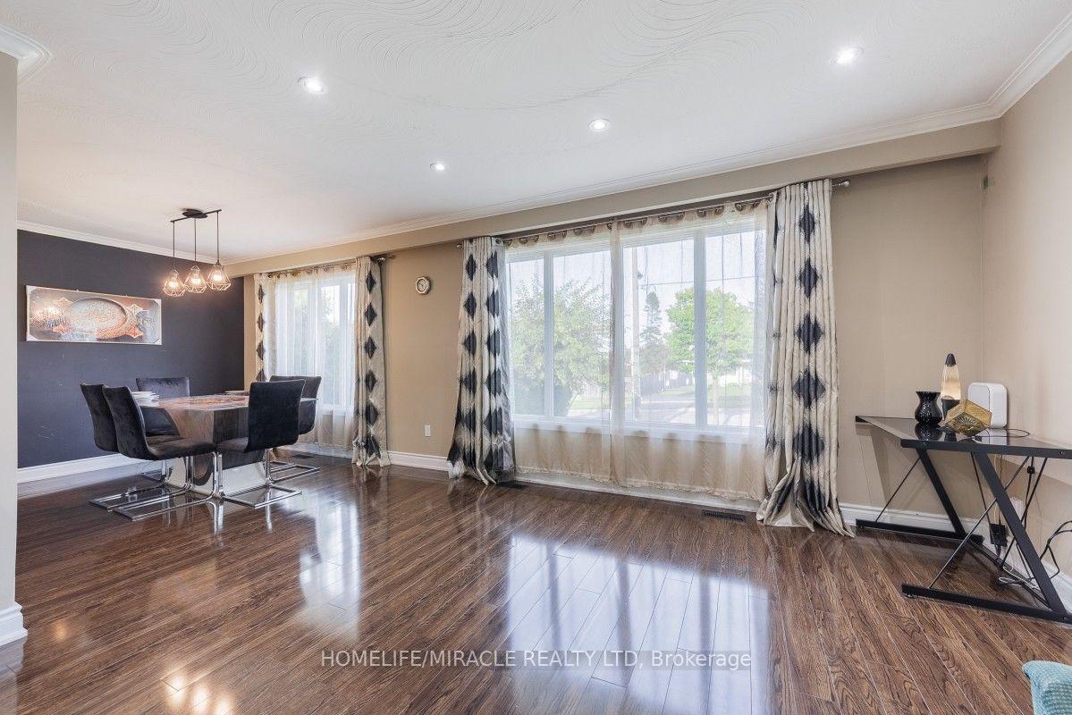 Photo 8 of 20 Mayhill Crescent, Scarborough, Woburn — HOMEH