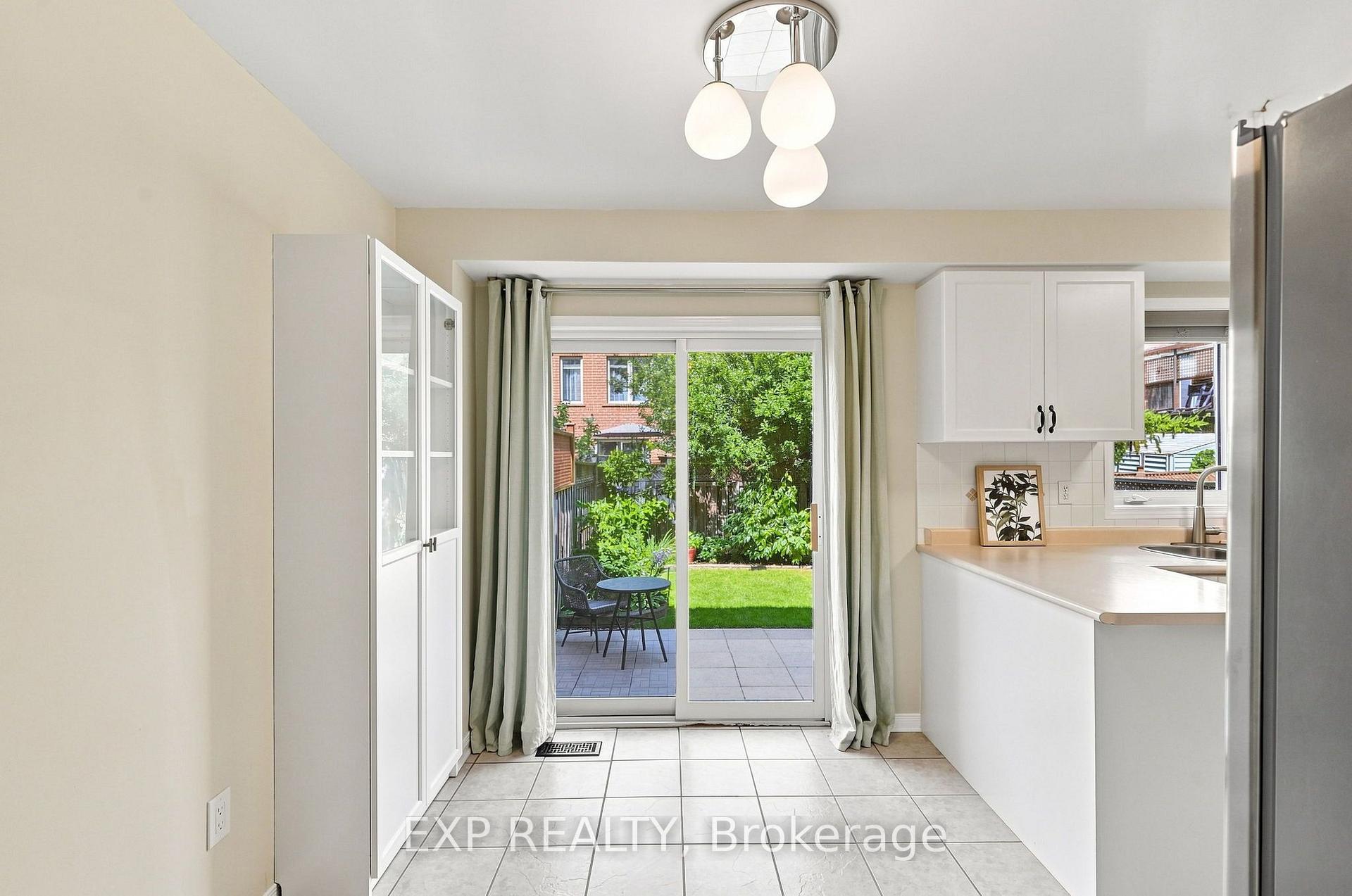 Photo 5 of 179 Sassafras Circle, Vaughan, Patterson — HOMEH