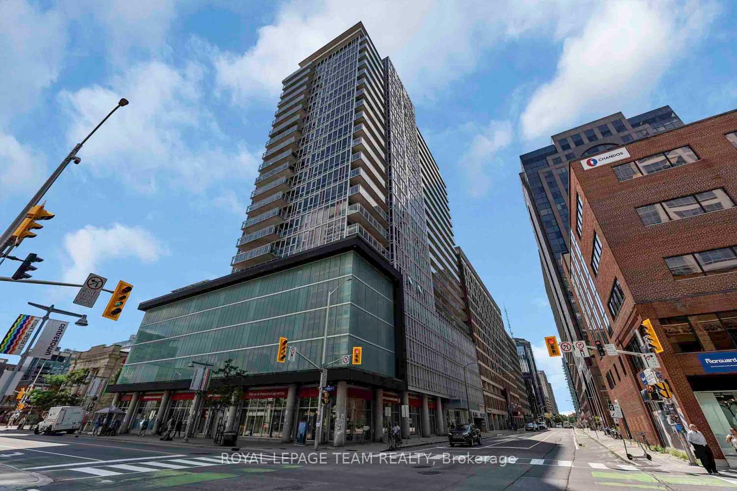 Front of Unit 2010, 324 Laurier Avenue W