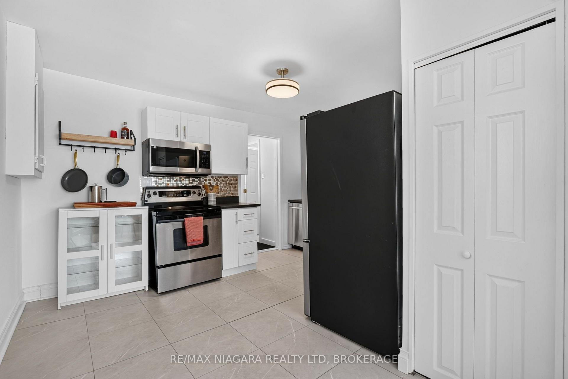 Photo 14 of 10 Churchill Avenue, Welland, Lincoln/Crowland — HOMEH