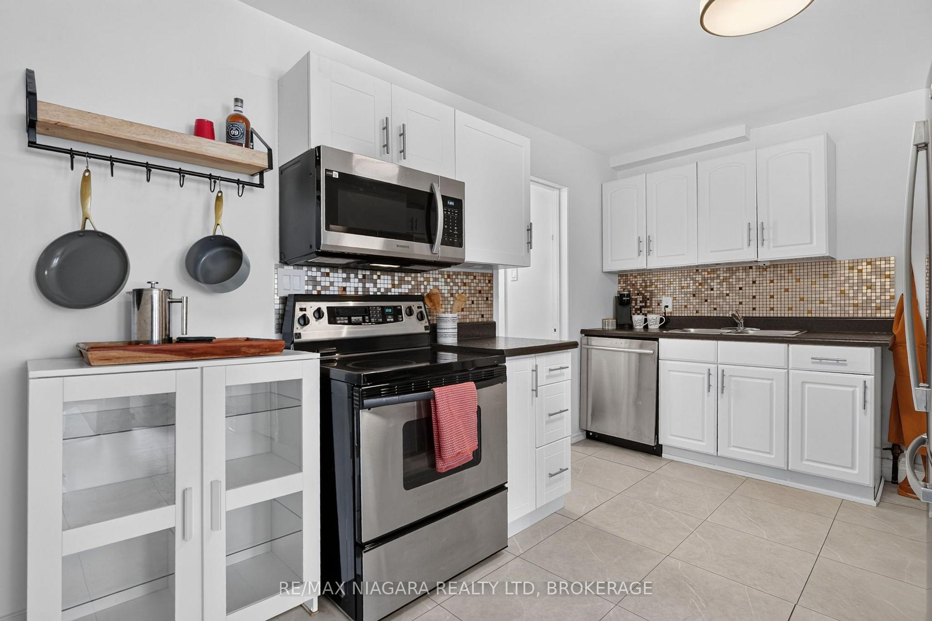 Photo 15 of 10 Churchill Avenue, Welland, Lincoln/Crowland — HOMEH