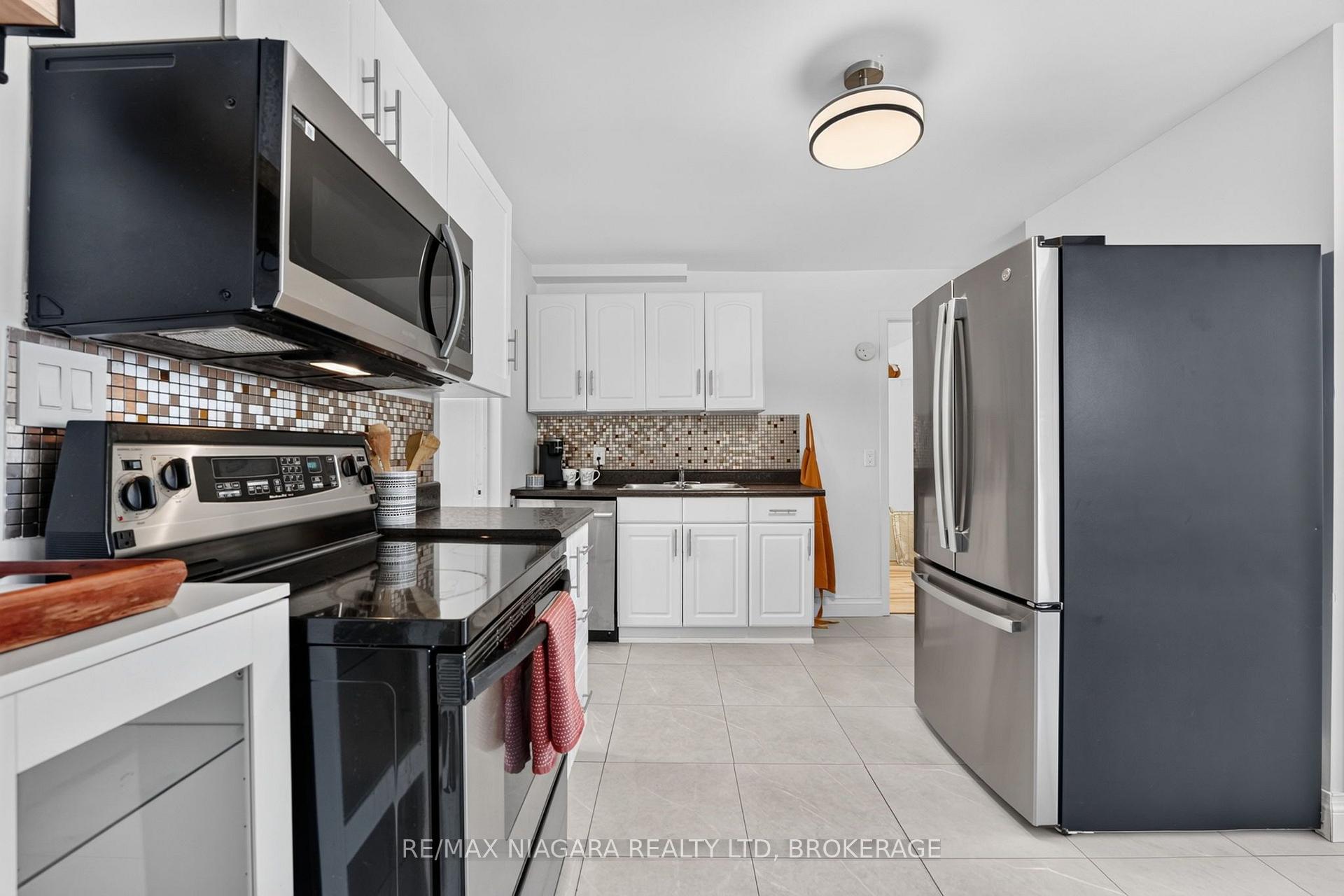 Photo 16 of 10 Churchill Avenue, Welland, Lincoln/Crowland — HOMEH