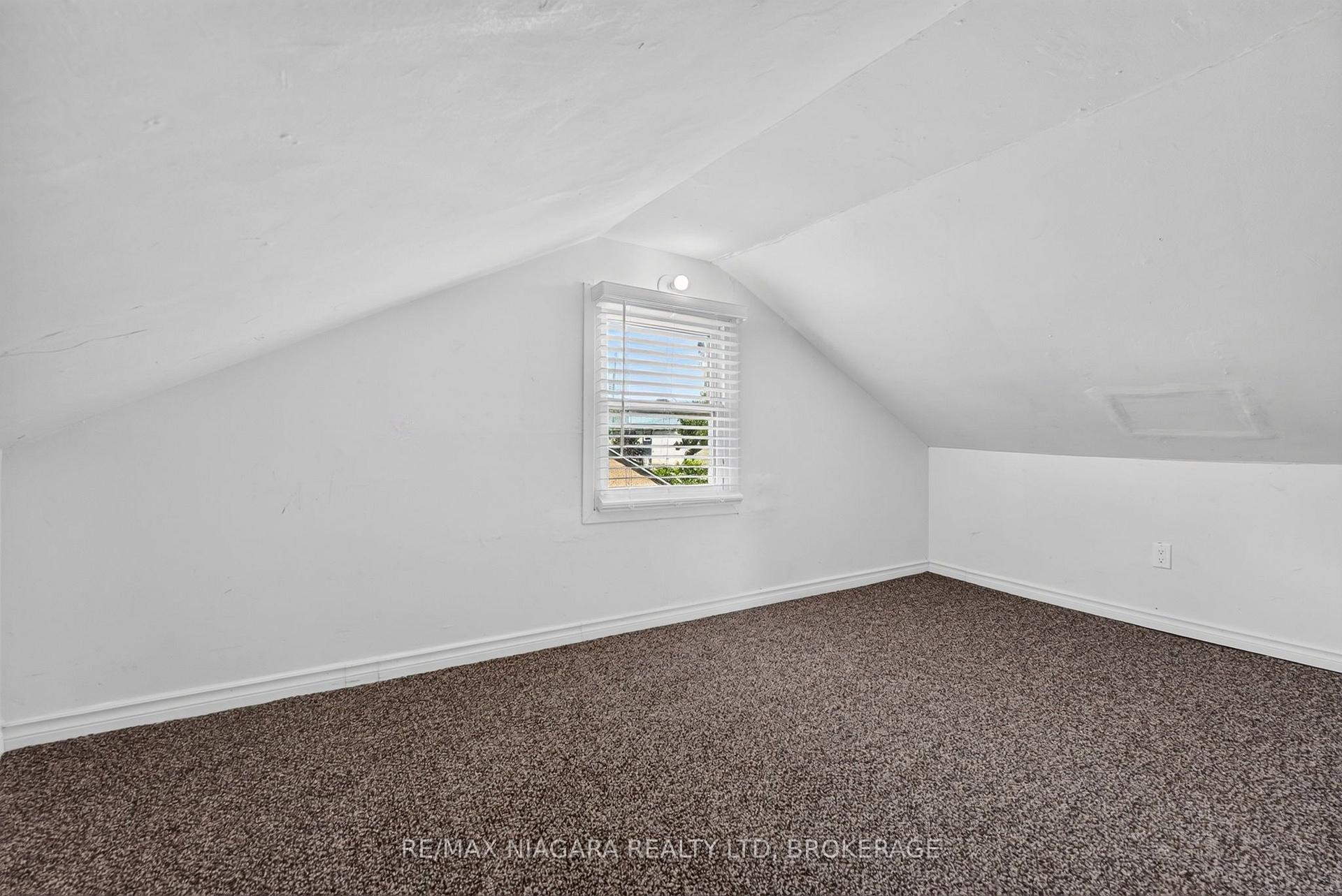 Photo 33 of 10 Churchill Avenue, Welland, Lincoln/Crowland — HOMEH