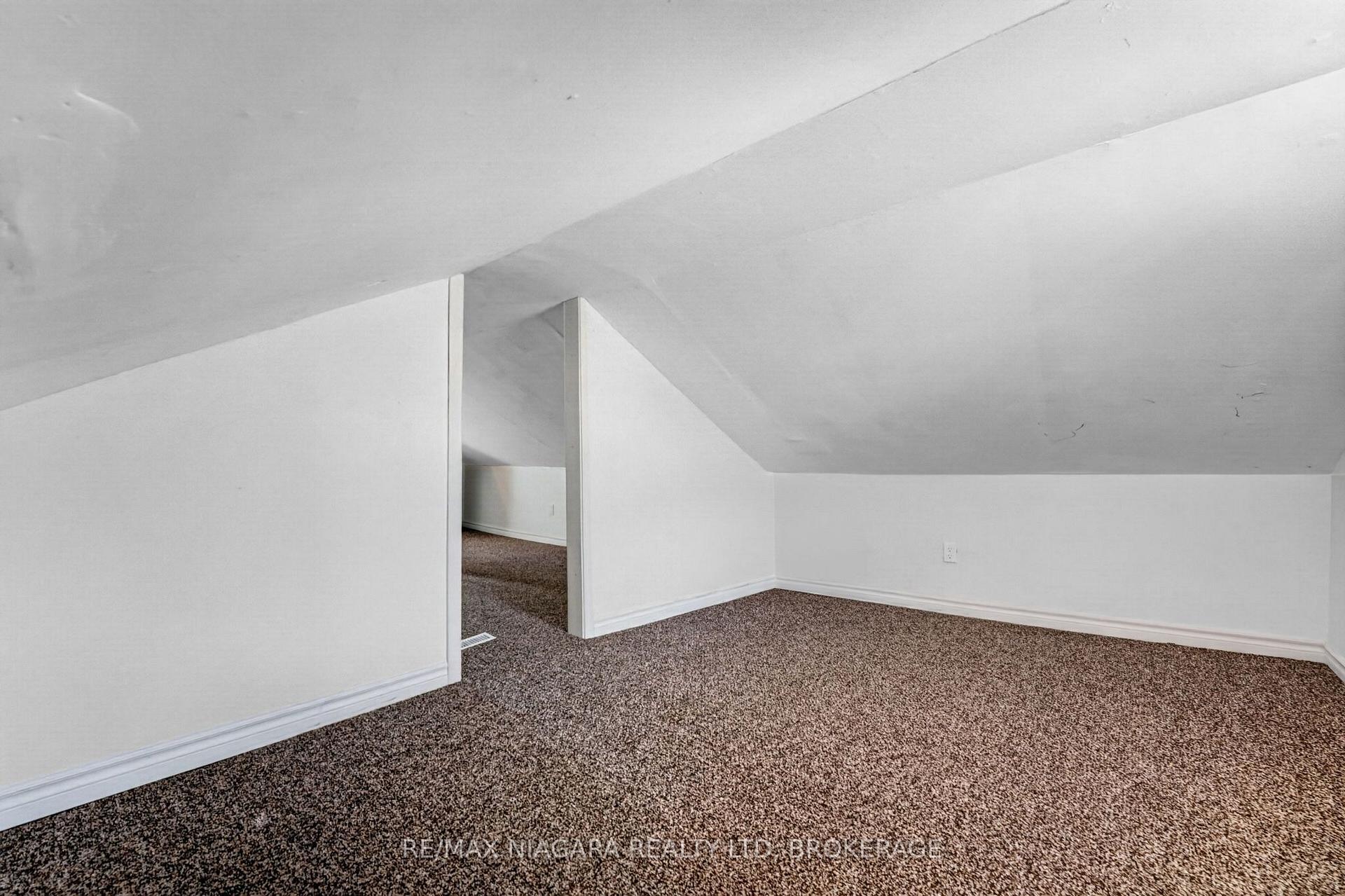 Photo 34 of 10 Churchill Avenue, Welland, Lincoln/Crowland — HOMEH