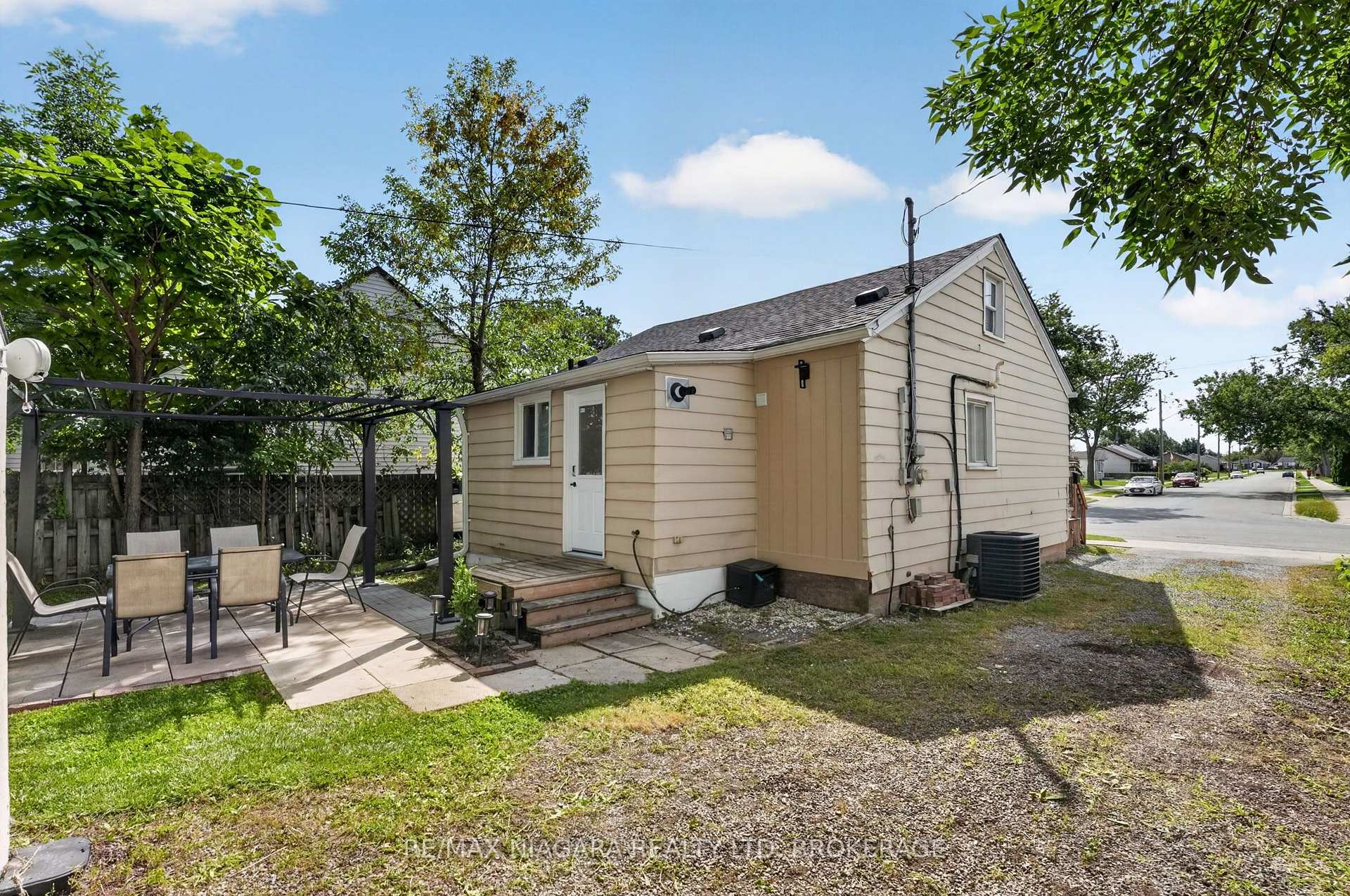 Photo 36 of 10 Churchill Avenue, Welland, Lincoln/Crowland — HOMEH