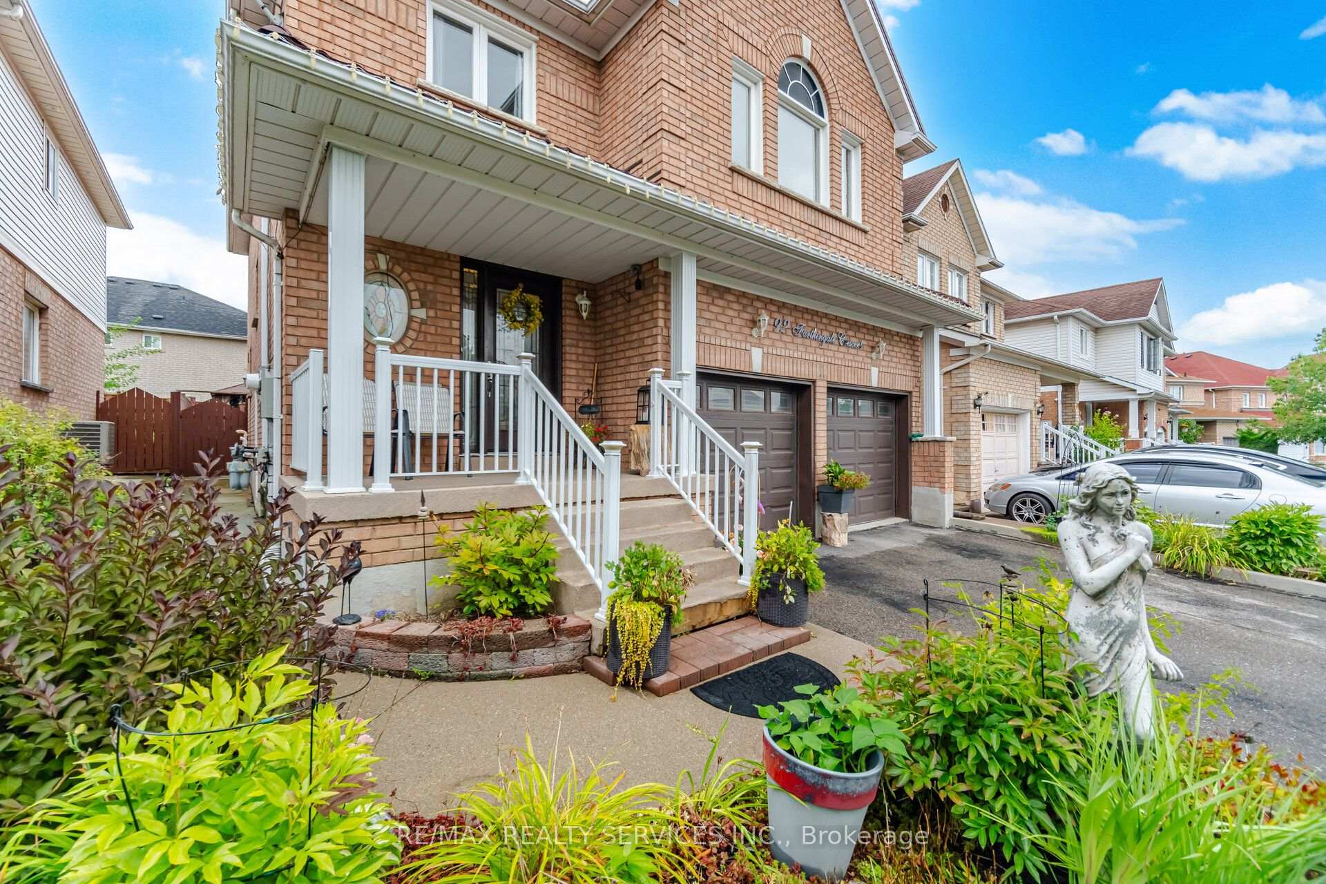 Photo 3 of 92 Farthingale Crescent, Brampton, Fletcher's Meadow — HOMEH