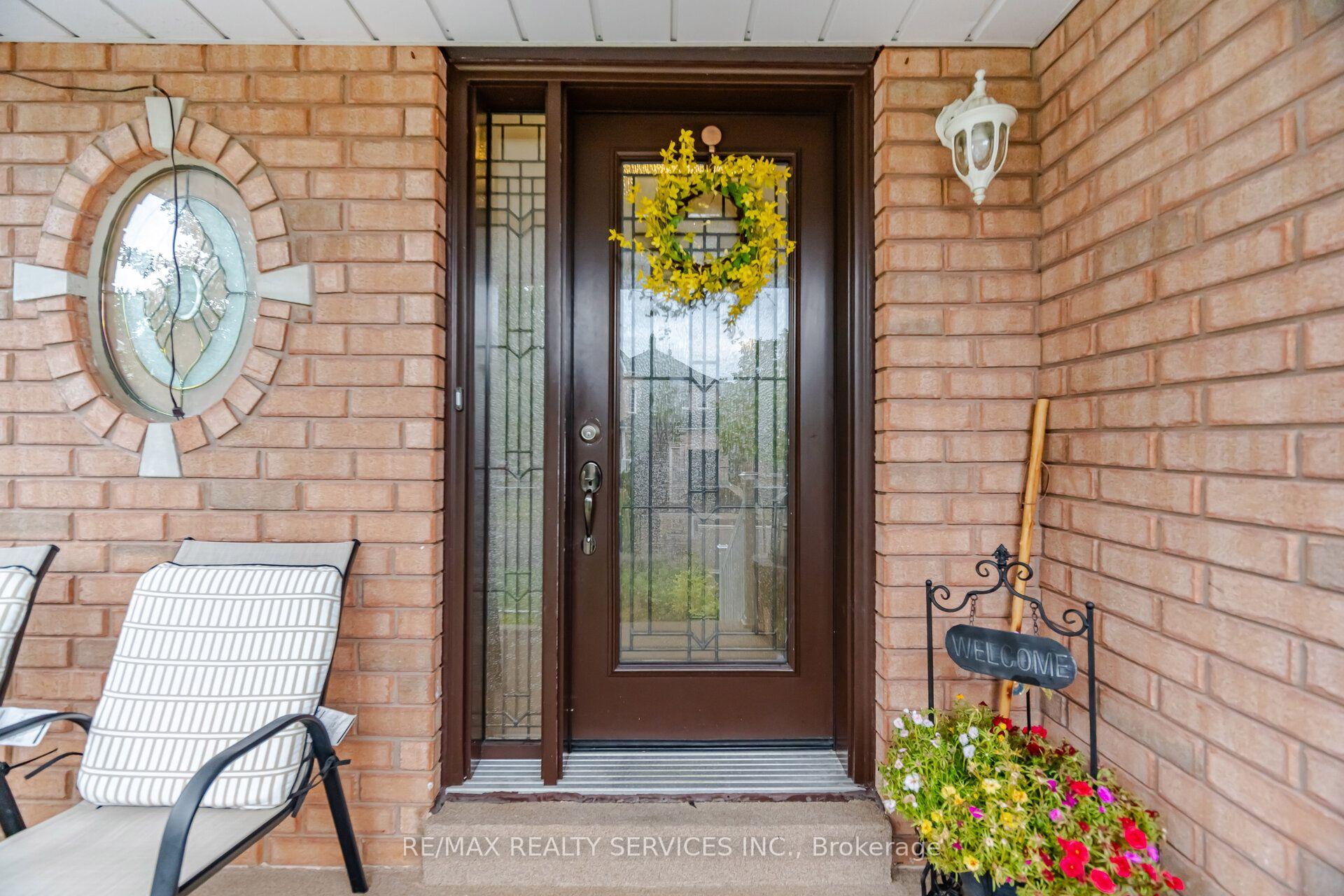 Photo 4 of 92 Farthingale Crescent, Brampton, Fletcher's Meadow — HOMEH