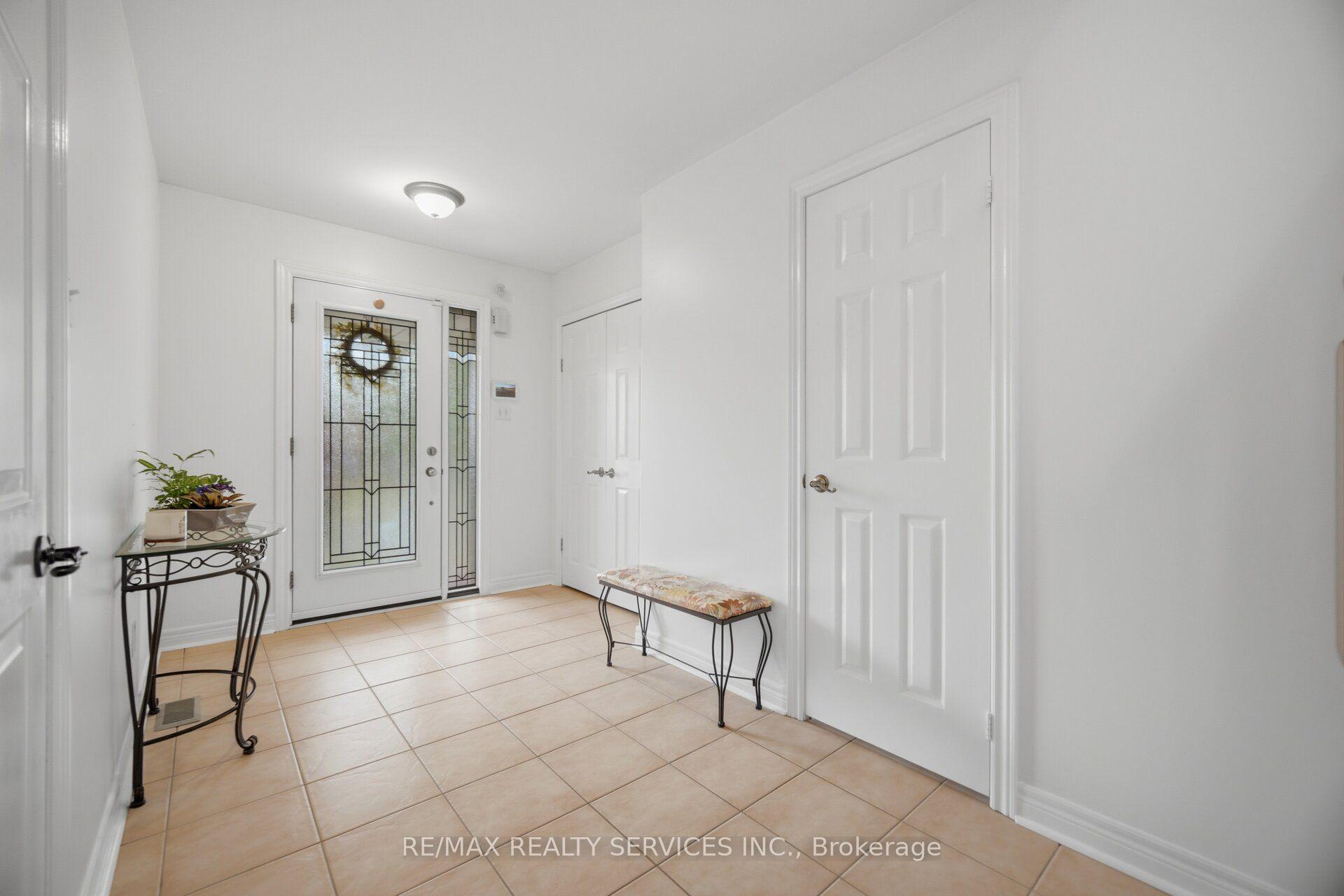 Photo 5 of 92 Farthingale Crescent, Brampton, Fletcher's Meadow — HOMEH