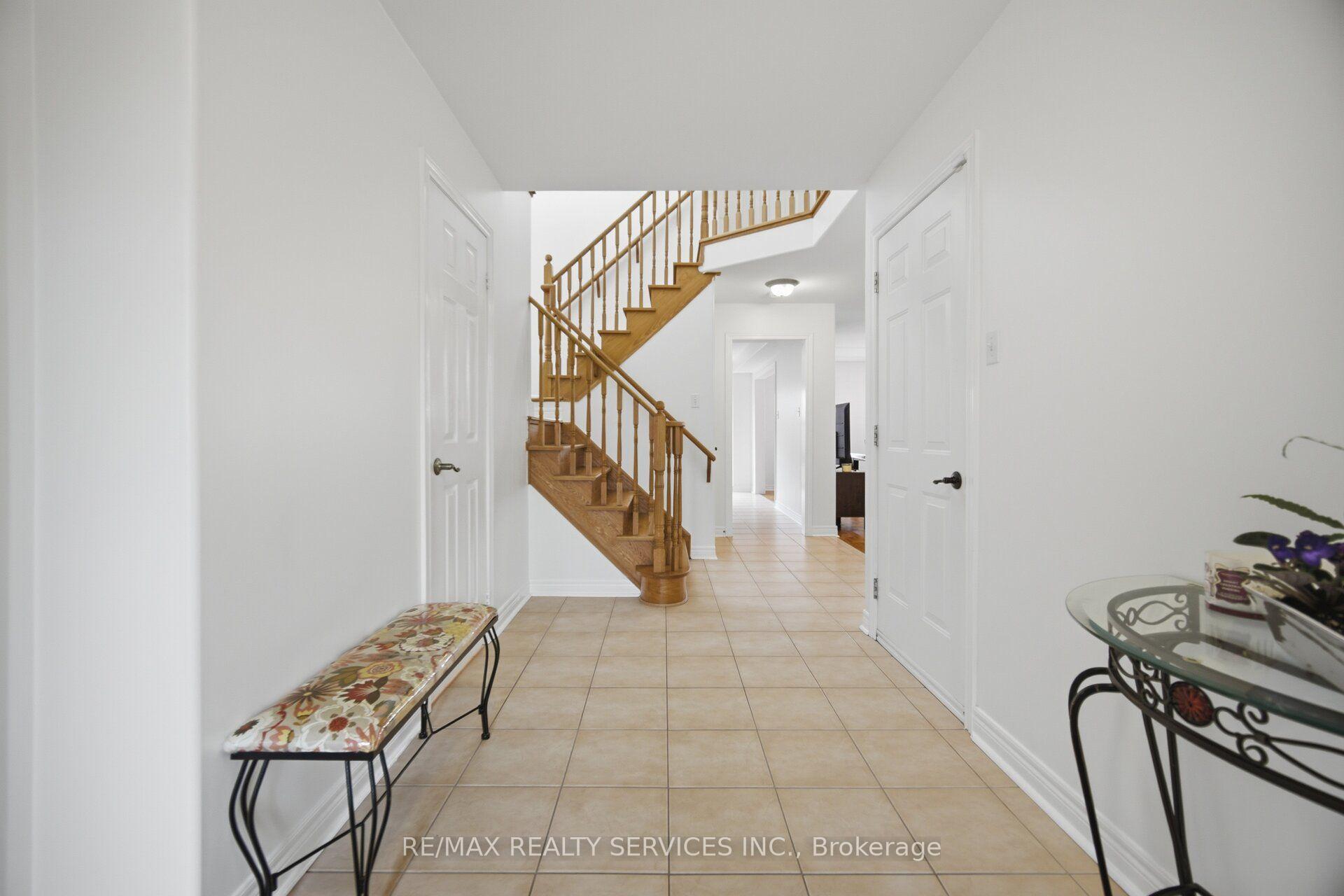 Photo 6 of 92 Farthingale Crescent, Brampton, Fletcher's Meadow — HOMEH