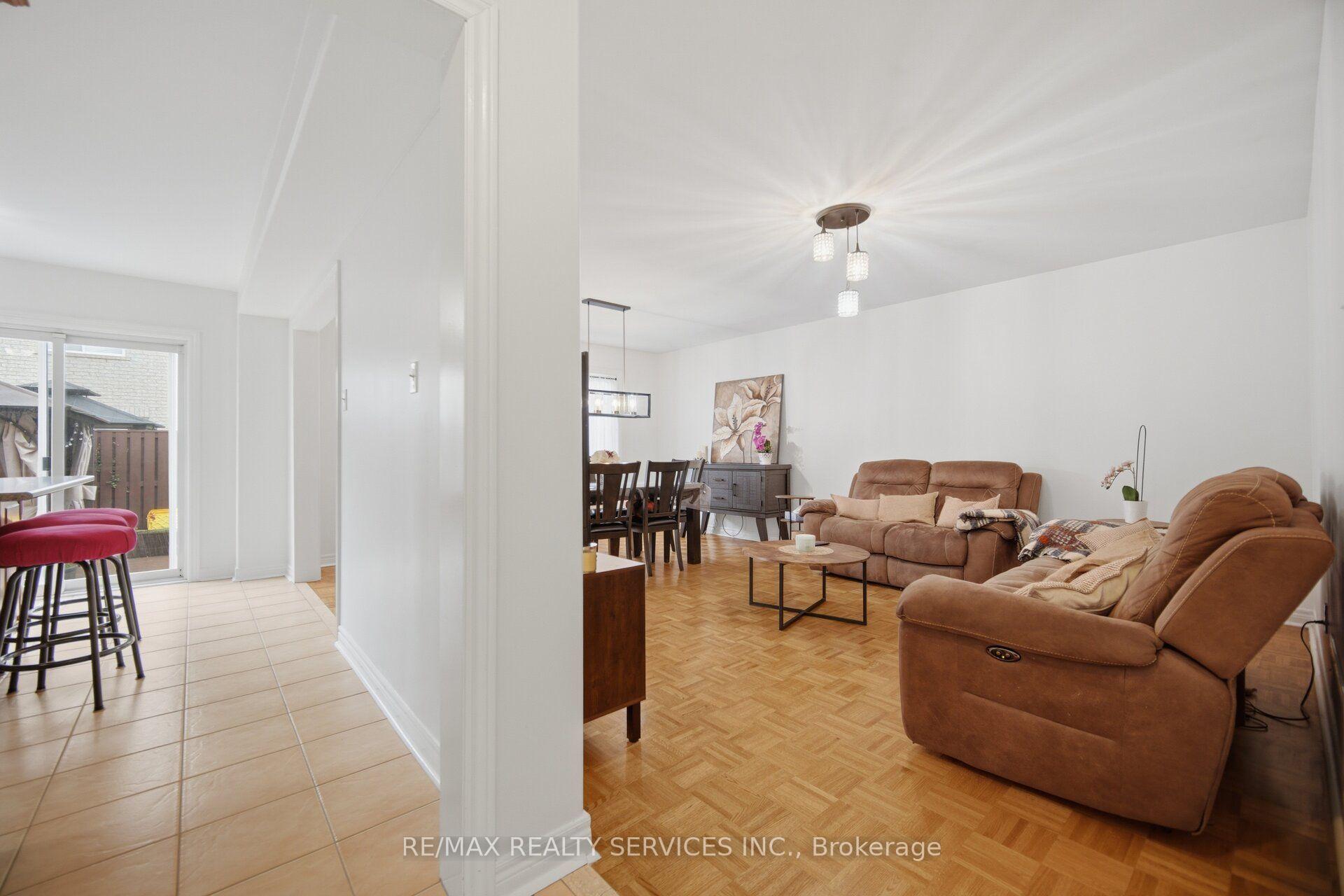 Photo 7 of 92 Farthingale Crescent, Brampton, Fletcher's Meadow — HOMEH