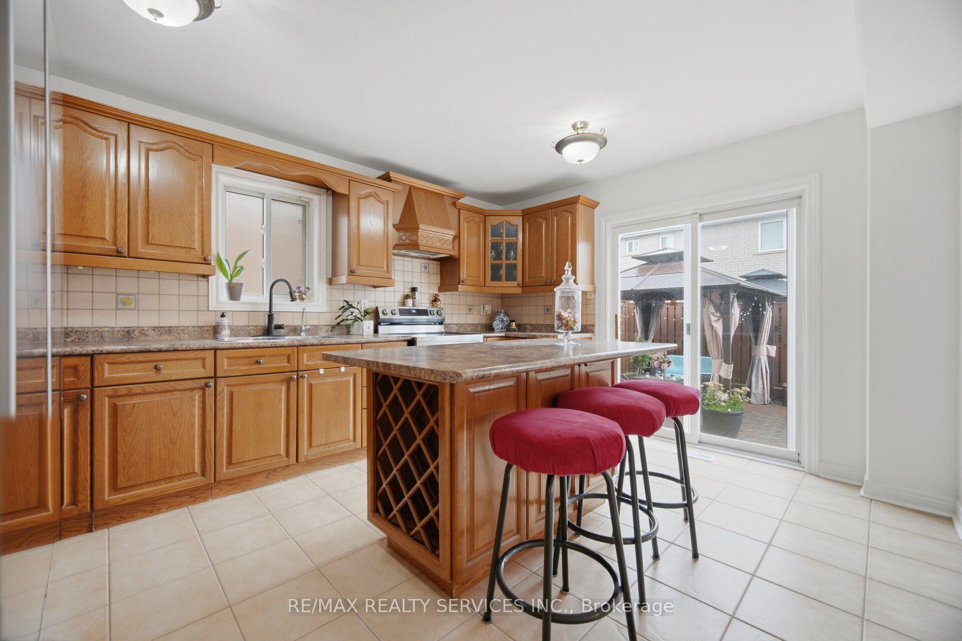 Photo 8 of 92 Farthingale Crescent, Brampton, Fletcher's Meadow — HOMEH