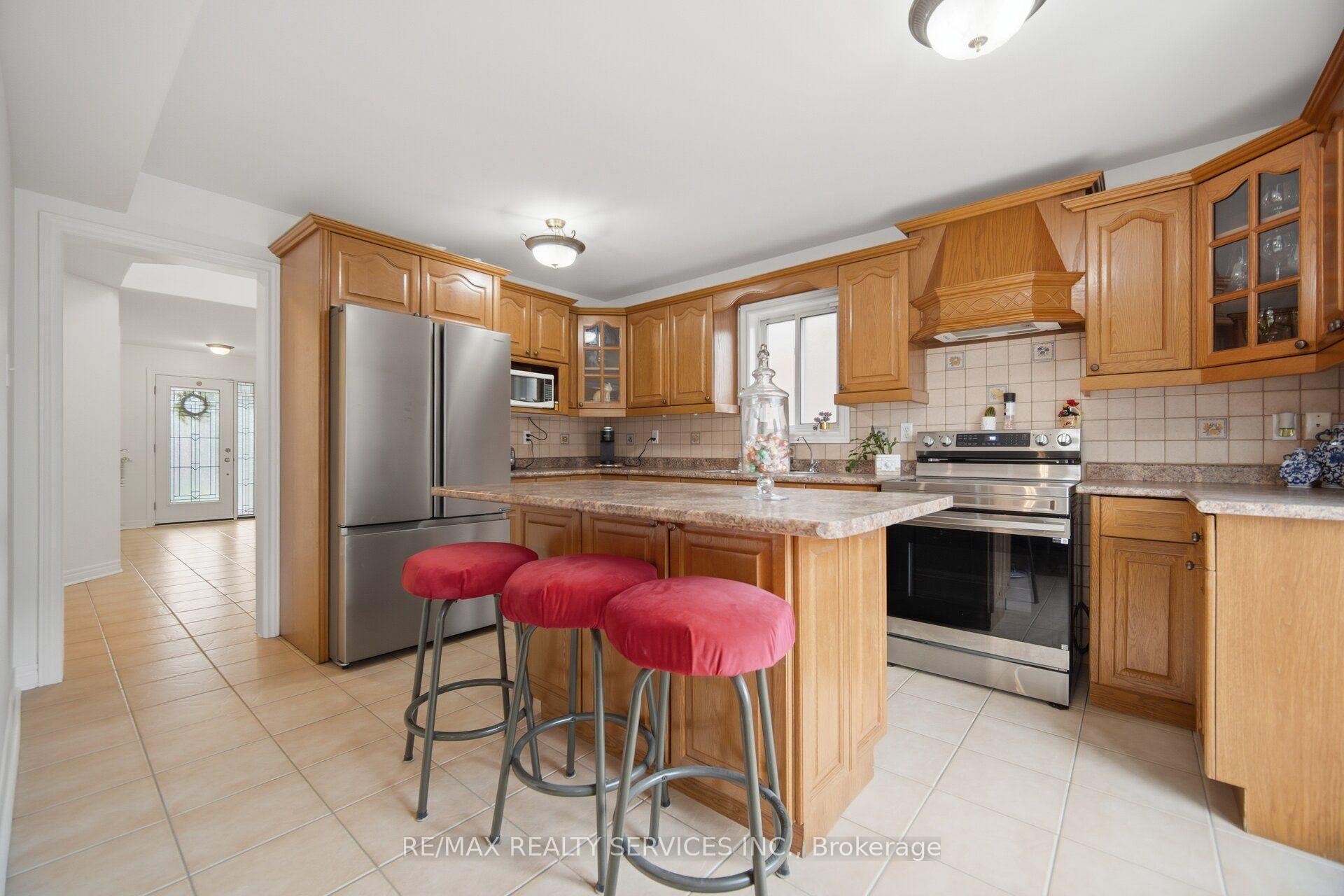 Photo 9 of 92 Farthingale Crescent, Brampton, Fletcher's Meadow — HOMEH