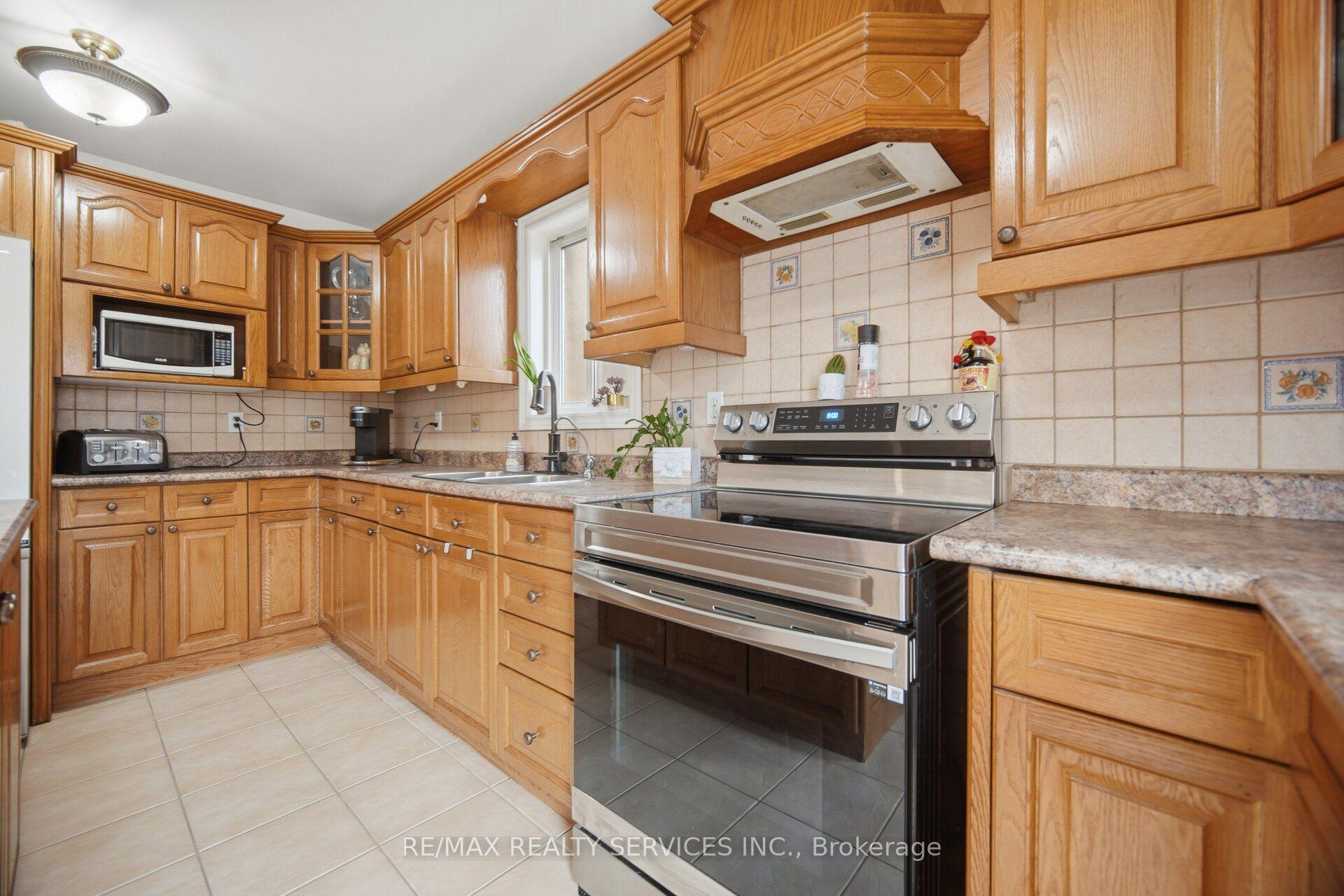 Photo 10 of 92 Farthingale Crescent, Brampton, Fletcher's Meadow — HOMEH