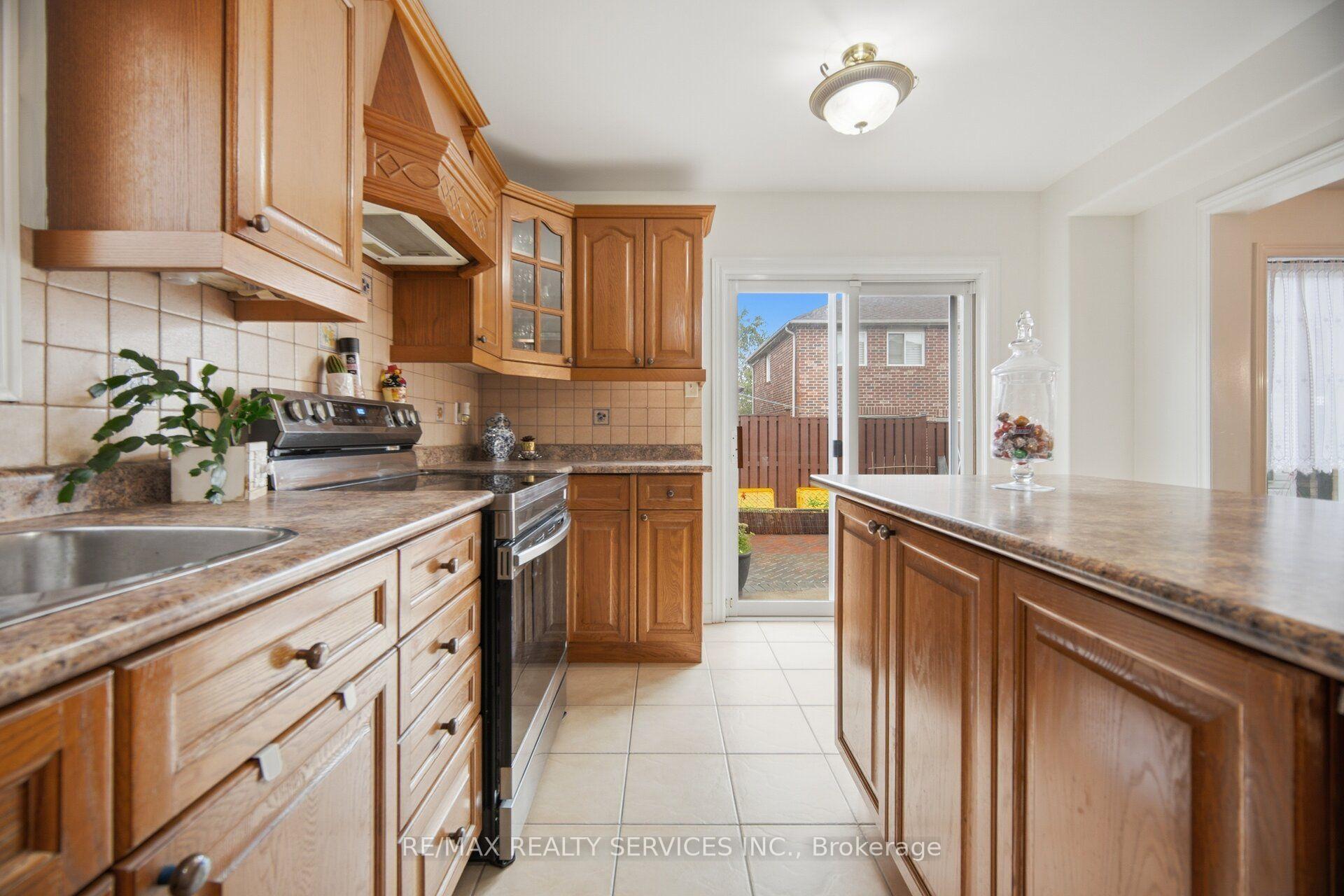 Photo 11 of 92 Farthingale Crescent, Brampton, Fletcher's Meadow — HOMEH
