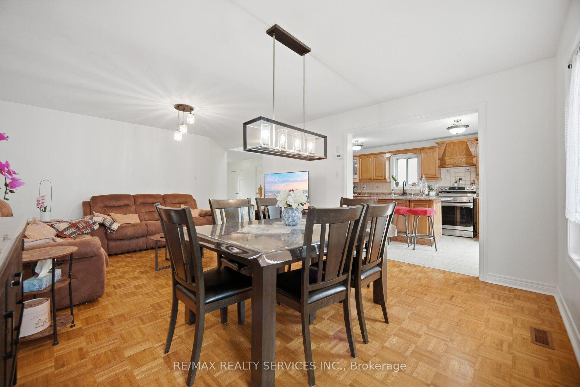 Photo 12 of 92 Farthingale Crescent, Brampton, Fletcher's Meadow — HOMEH