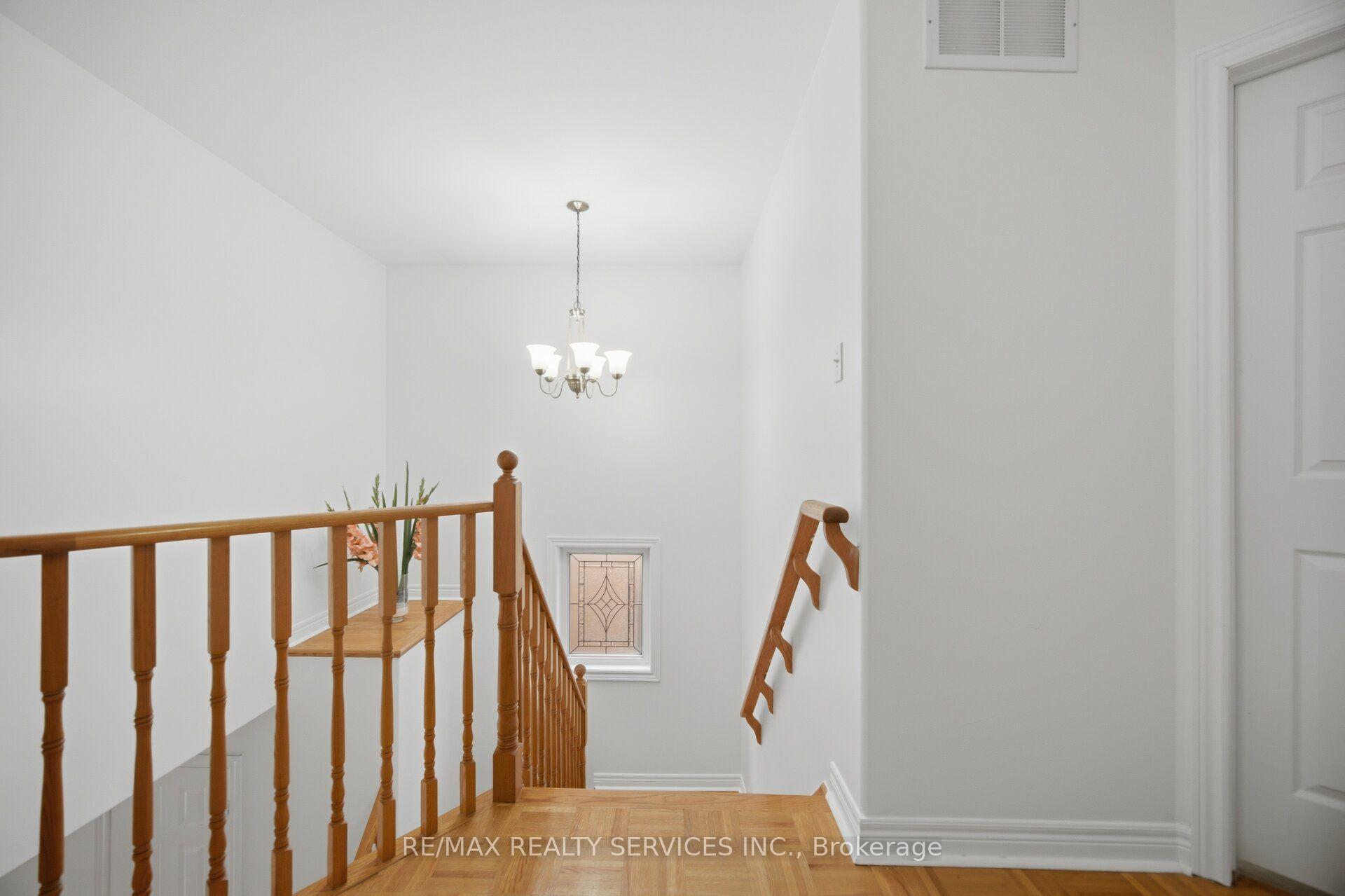 Photo 15 of 92 Farthingale Crescent, Brampton, Fletcher's Meadow — HOMEH