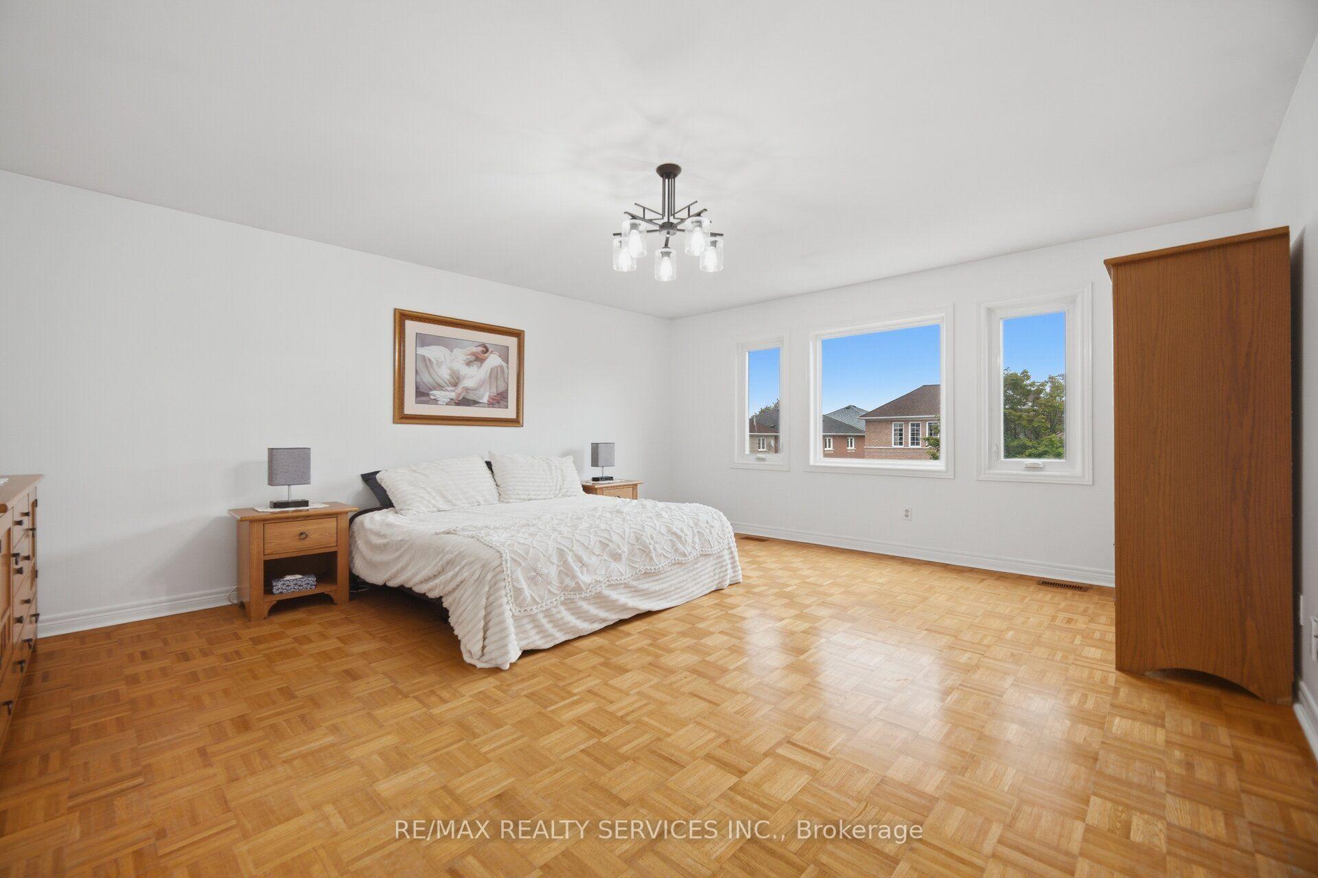 Photo 18 of 92 Farthingale Crescent, Brampton, Fletcher's Meadow — HOMEH