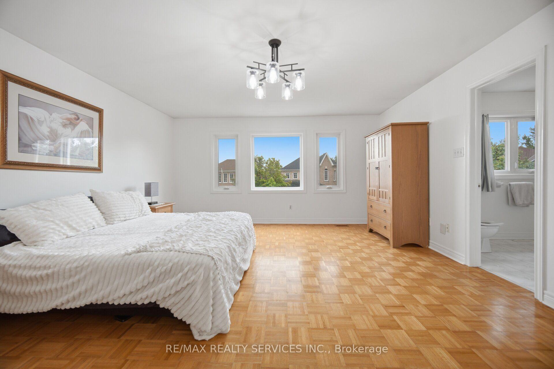 Photo 19 of 92 Farthingale Crescent, Brampton, Fletcher's Meadow — HOMEH