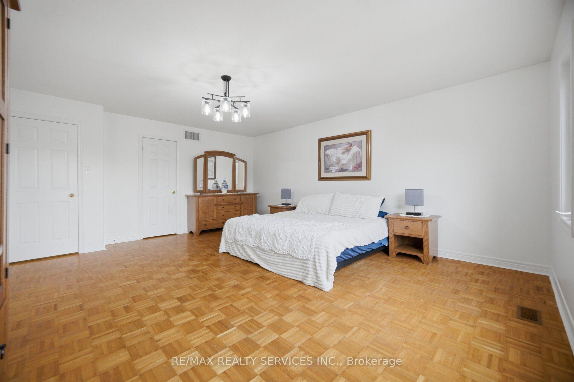 Photo 20 of 92 Farthingale Crescent, Brampton, Fletcher's Meadow — HOMEH