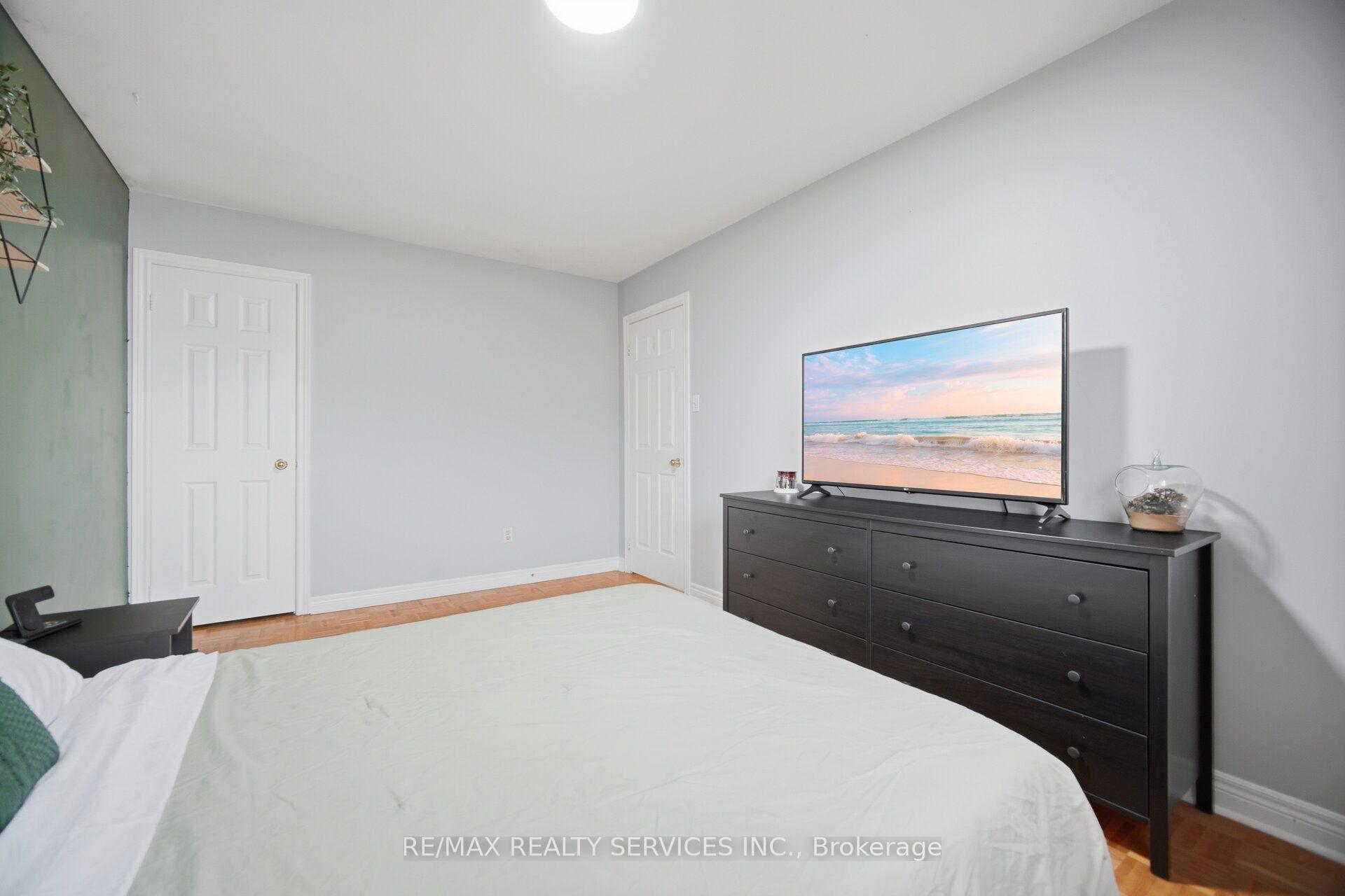 Photo 24 of 92 Farthingale Crescent, Brampton, Fletcher's Meadow — HOMEH