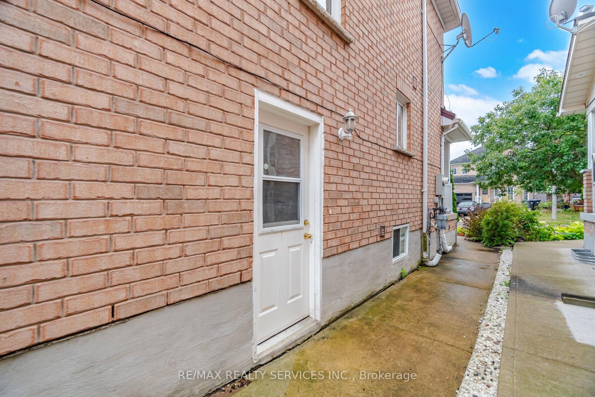 Photo 28 of 92 Farthingale Crescent, Brampton, Fletcher's Meadow — HOMEH