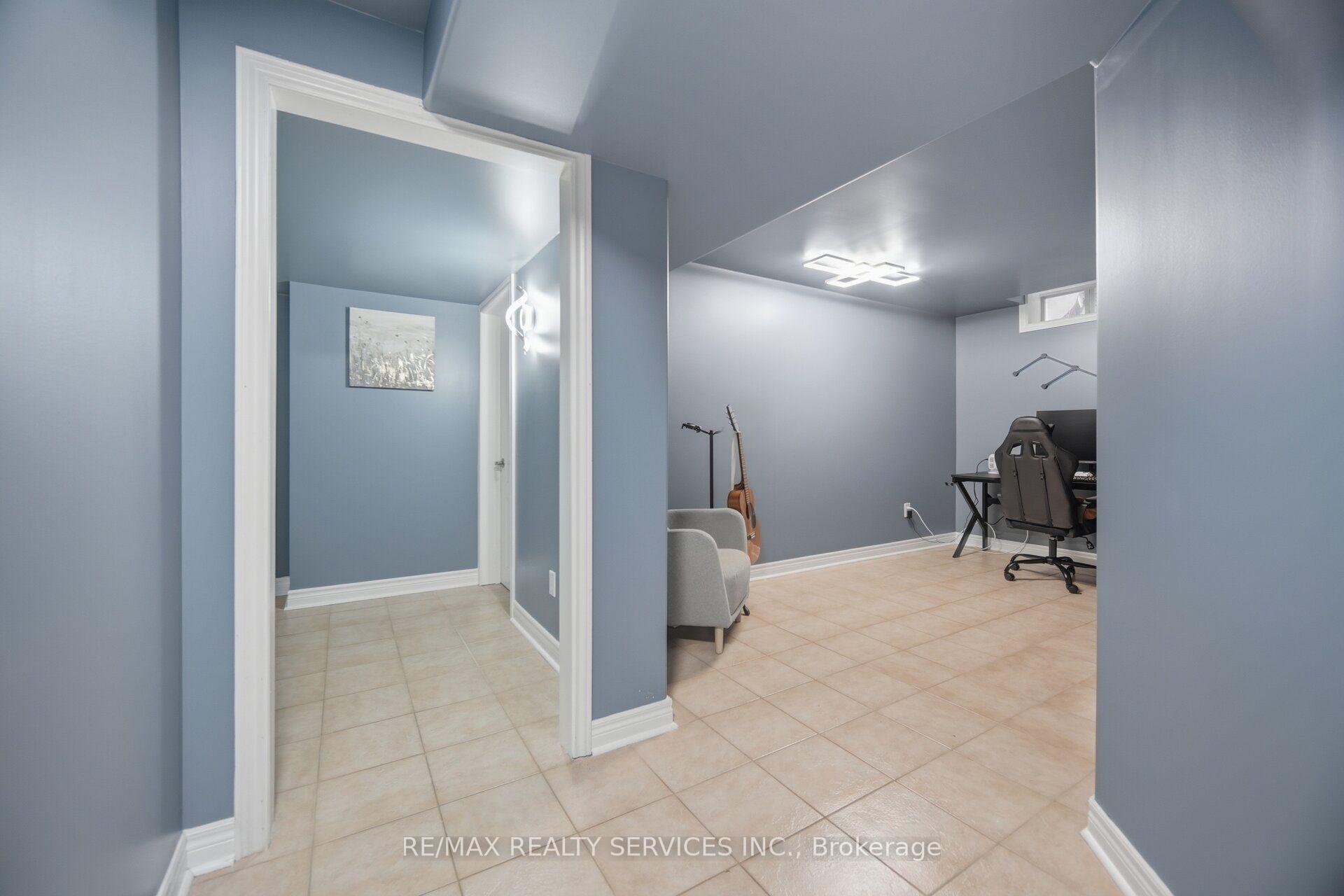 Photo 30 of 92 Farthingale Crescent, Brampton, Fletcher's Meadow — HOMEH