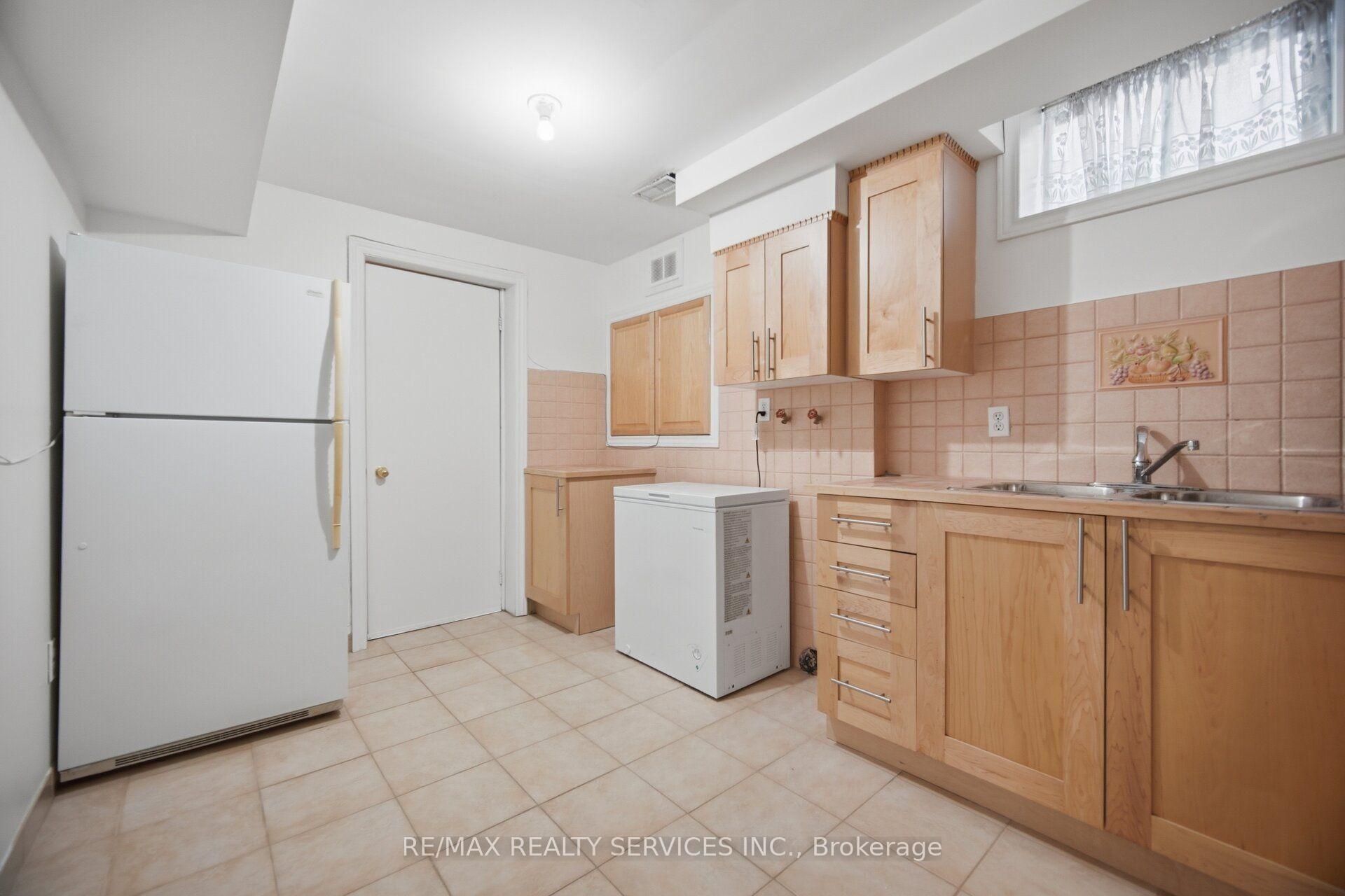 Photo 32 of 92 Farthingale Crescent, Brampton, Fletcher's Meadow — HOMEH