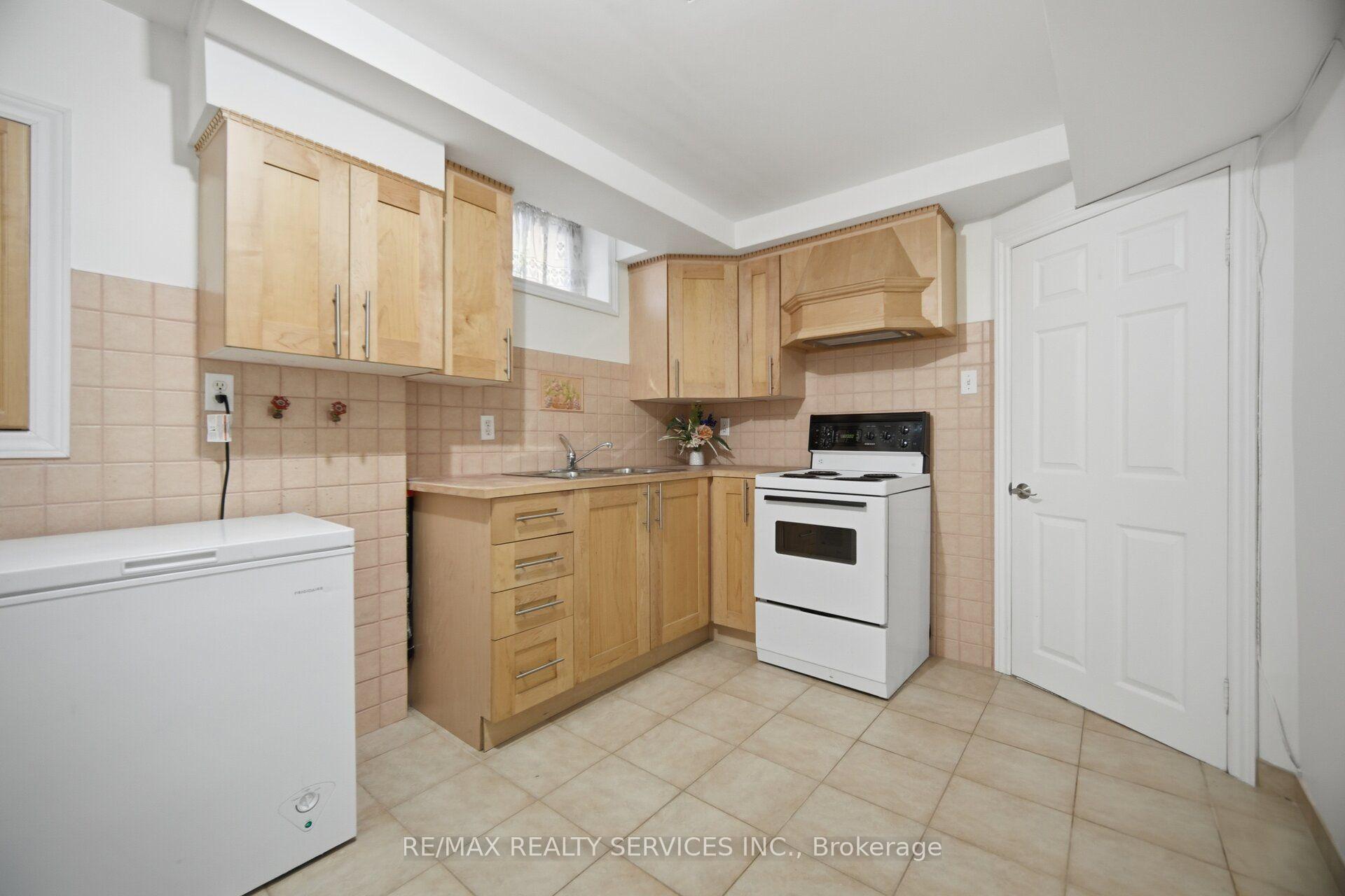 Photo 33 of 92 Farthingale Crescent, Brampton, Fletcher's Meadow — HOMEH