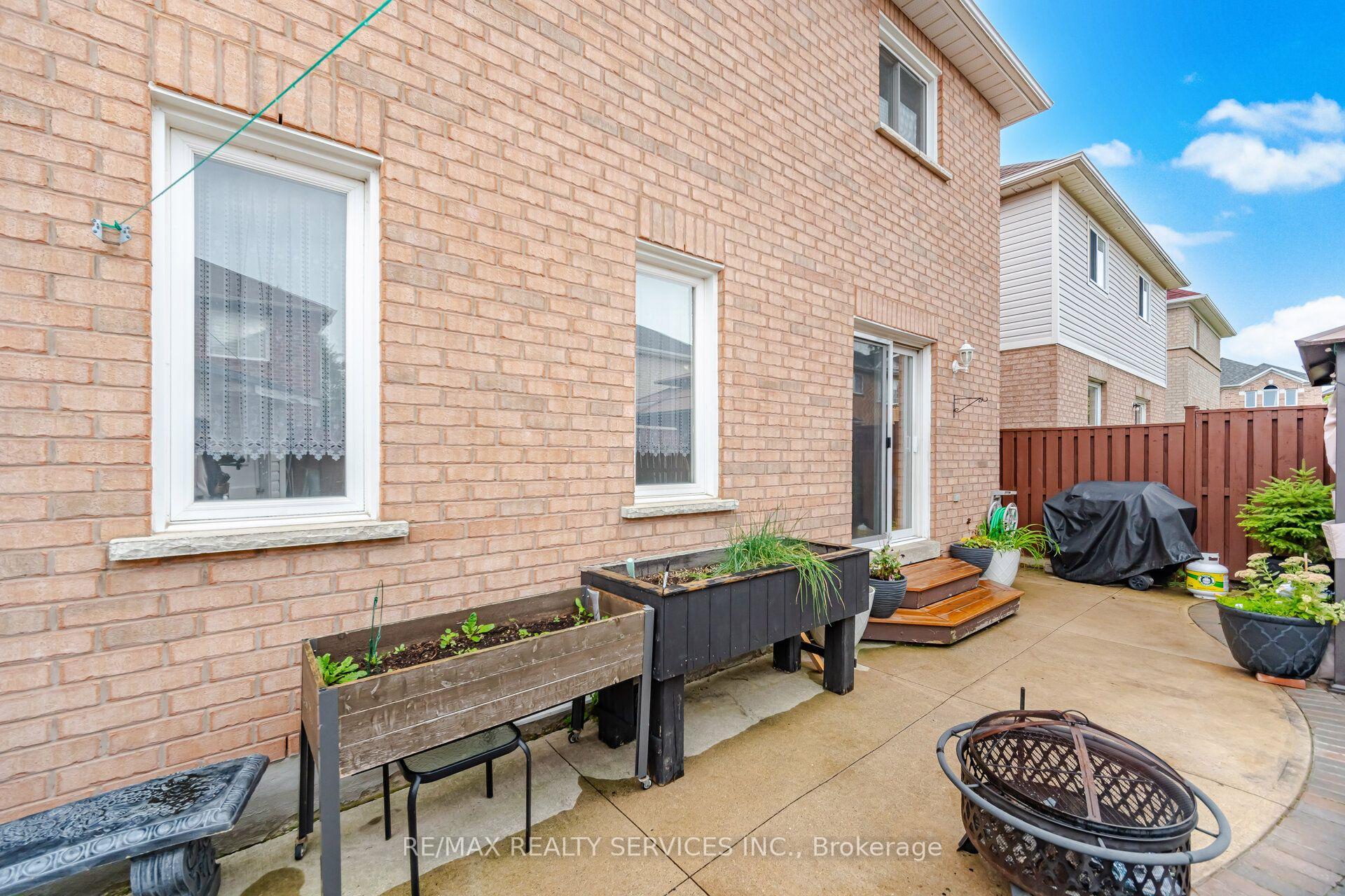 Photo 44 of 92 Farthingale Crescent, Brampton, Fletcher's Meadow — HOMEH